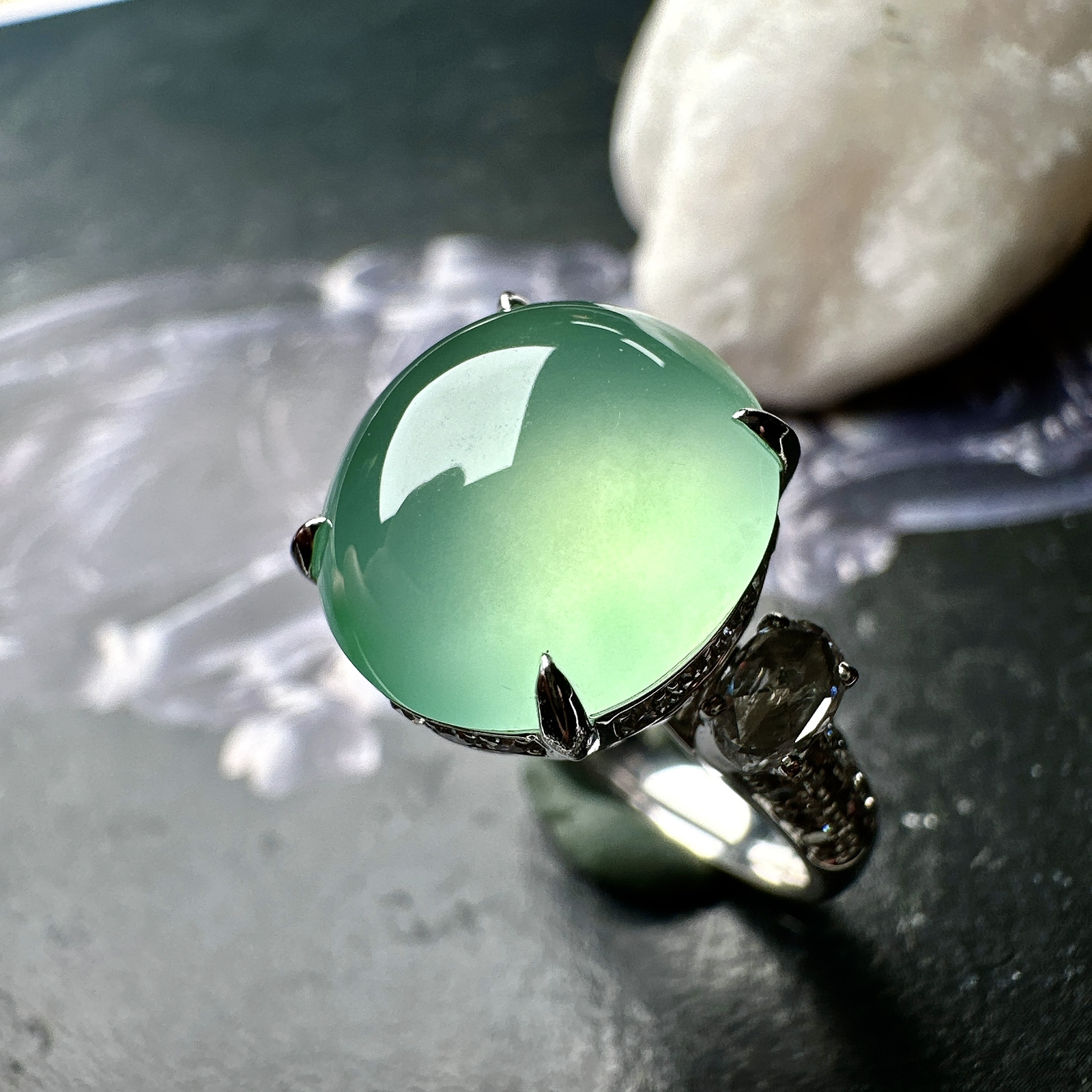 【冰种淡绿蛋面戒指】种水色俱全，冰透闪亮，通透感饱满度很好，18k金钻镶嵌，裸石尺寸13*12.1*6.2毫米，圈口可改