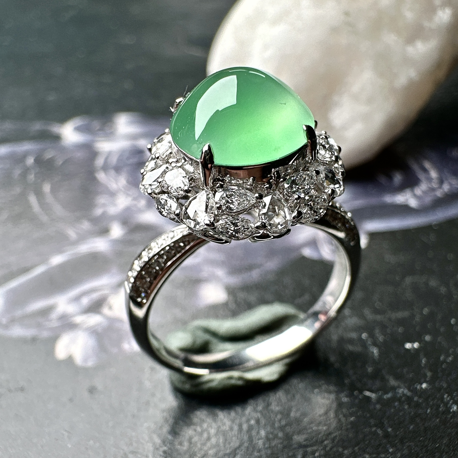 【冰种淡绿蛋面戒指】种水色俱全，冰透闪亮，通透感饱满度很好，18k金钻镶嵌，裸石尺寸9*4.7毫米，圈口可改