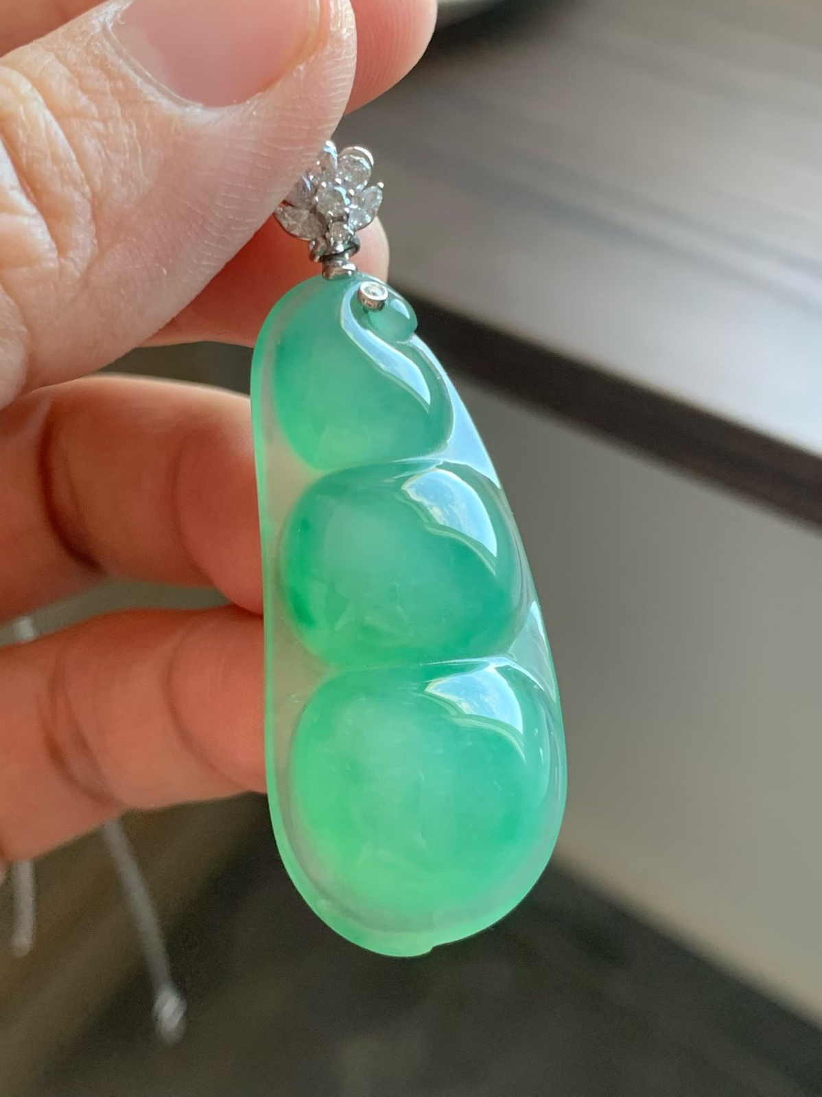 清透蓝水底大福豆
裸石45.5*20*9.5 整体长度53.5mm
18k金钻石镶嵌扣头