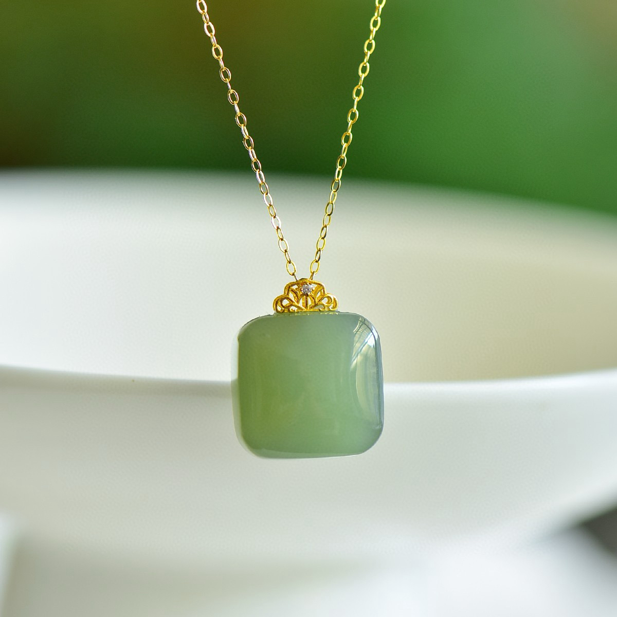 18K金镶嵌和田玉晴水小方糖吊坠