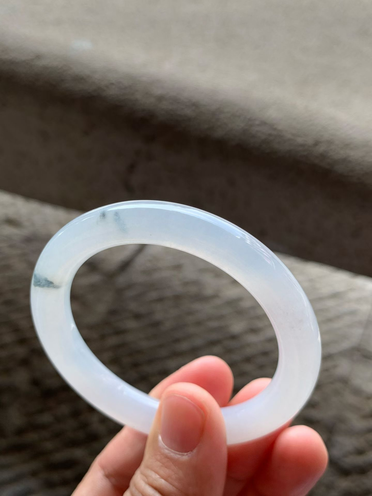 飘花圆条手镯尺寸50*9*8.8 底子洁白通透，质地细腻，胶润水足，几抹花色灵动，整体清新素雅！