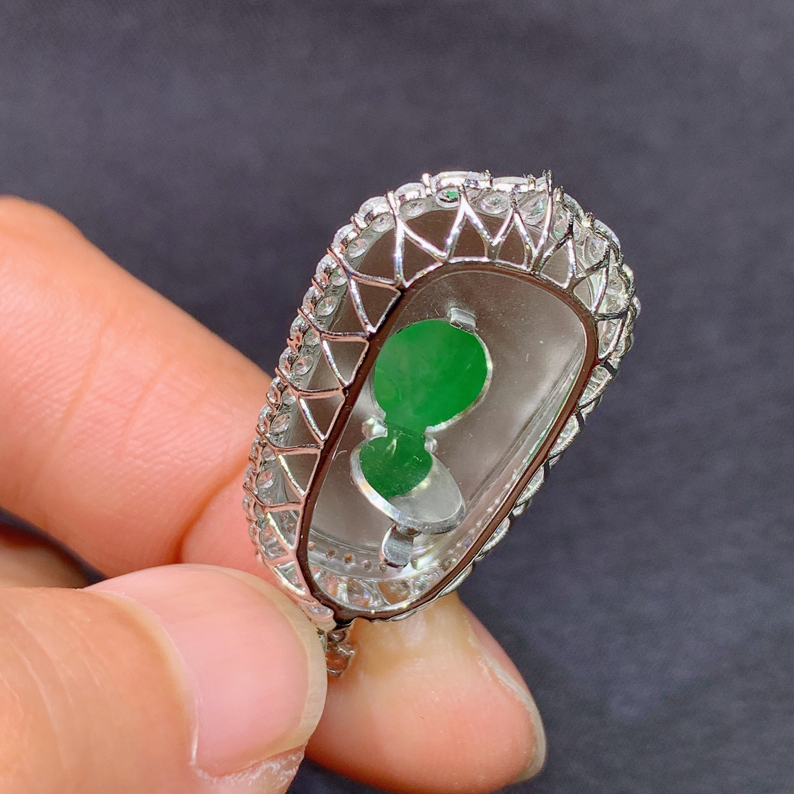 冰阳绿如意吊坠，18k金镶嵌，冰润色阳，玉质细腻，种水足，B1 尺寸33.3*16.4*8.2