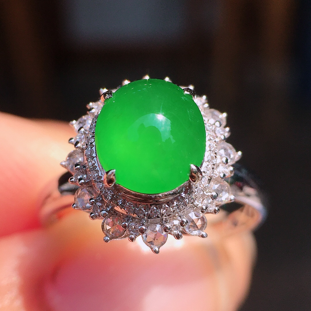 阳绿蛋面戒指，色泽均匀艳丽，玉质细腻，荧光感超
强，饱满圆润，尽显优雅气质，18k
金豪华镶嵌