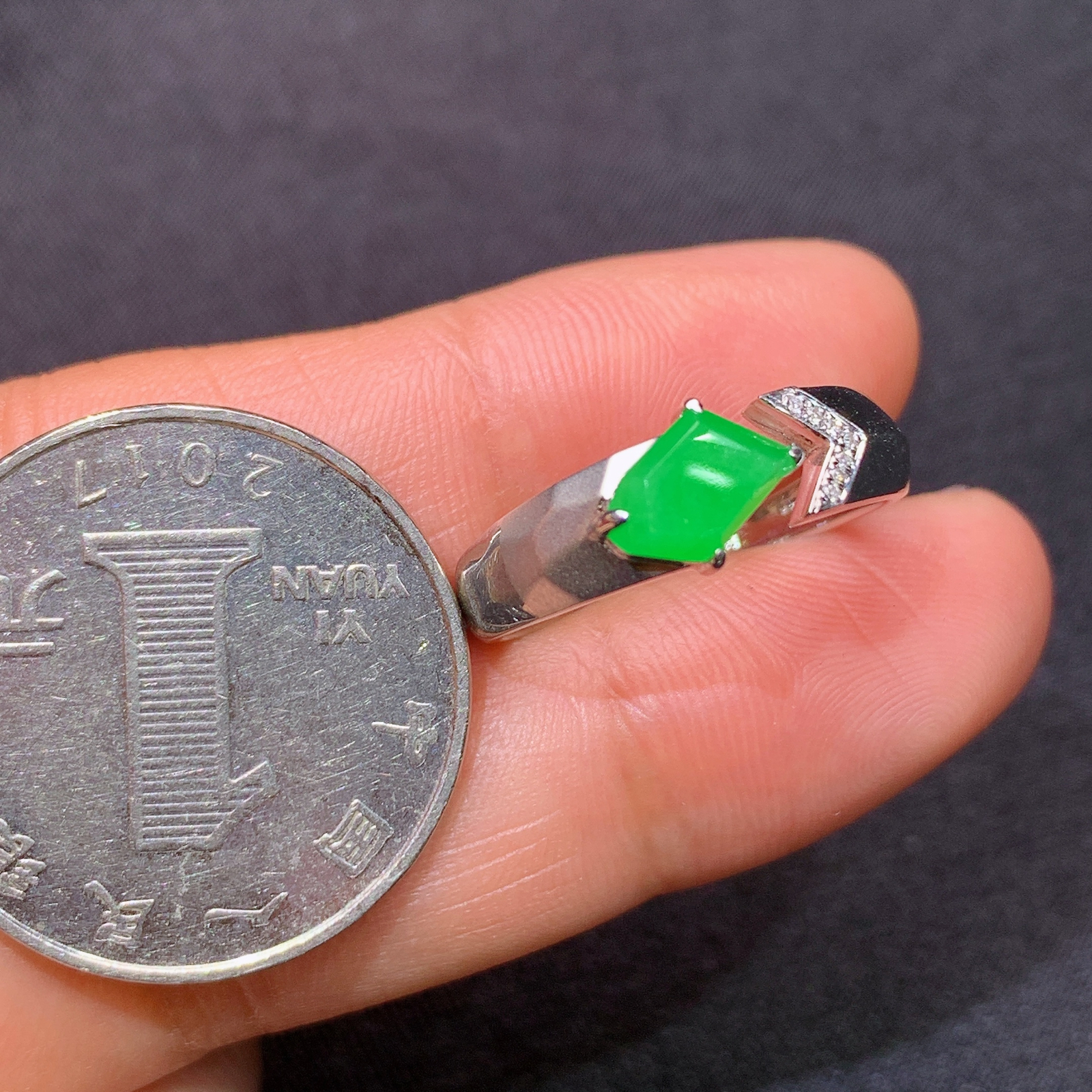 冰阳绿蛋面戒指，18k金镶嵌，简约时尚，冰润色阳，种水足，Hl 圈口16 尺寸7.6*3.6*2.2