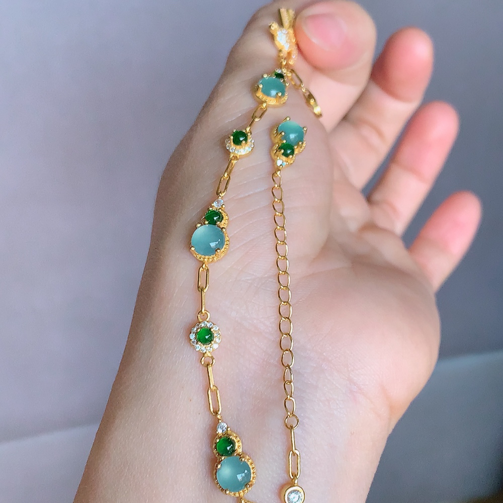 冰润翡翠蛋面手链，水水润润，珠圆玉润，颜色鲜艳，妙明清净，清秀高雅，佩戴效果优雅迷人！性价比超值 W481.18  取一尺寸：15.5-7.5-4mm  裸石尺寸：6mm