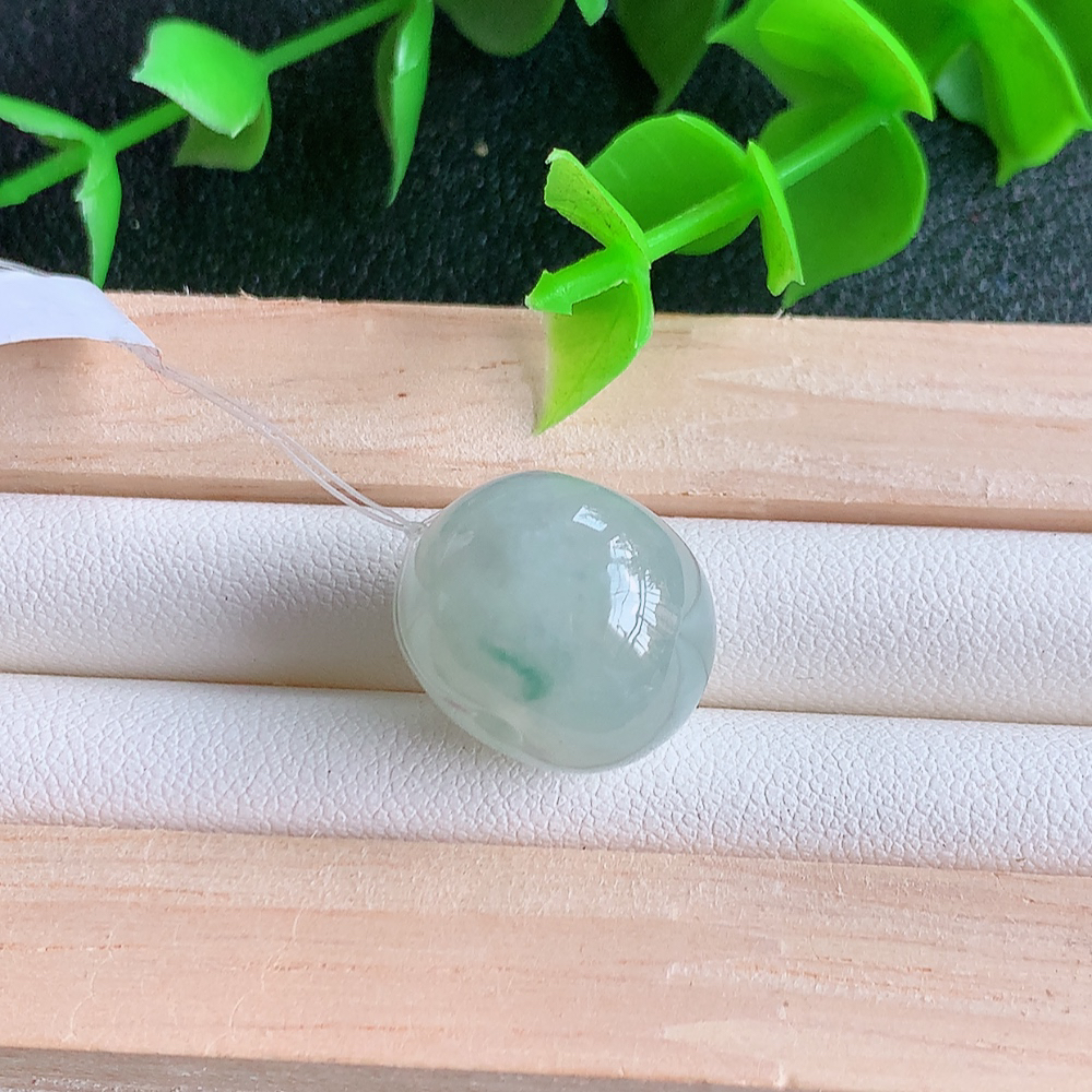 冰润转运珠翡翠吊坠，寓意“时来运转，财源滚滚” 寓意佳，紫气东来，颜色清爽，佩戴效果优雅迷人！性价比超值！W49.15  尺寸：16-12.5mm