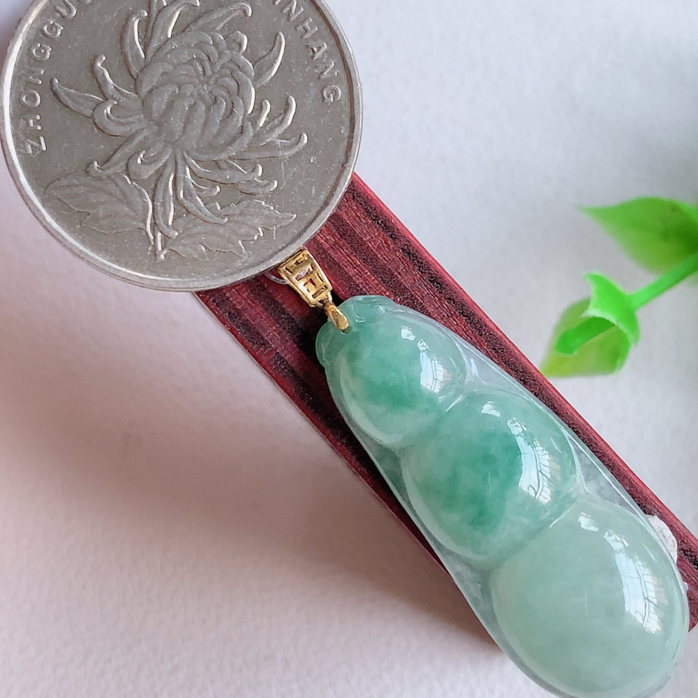 18k金扣冰润飘花福豆翡翠挂件，老种飘花  冰清玉洁  胶感十足  寓意“四季平安，福气满满”颜色鲜艳，清新自然，饱满通透   W49.15  尺寸：34-13.5-5.6mm