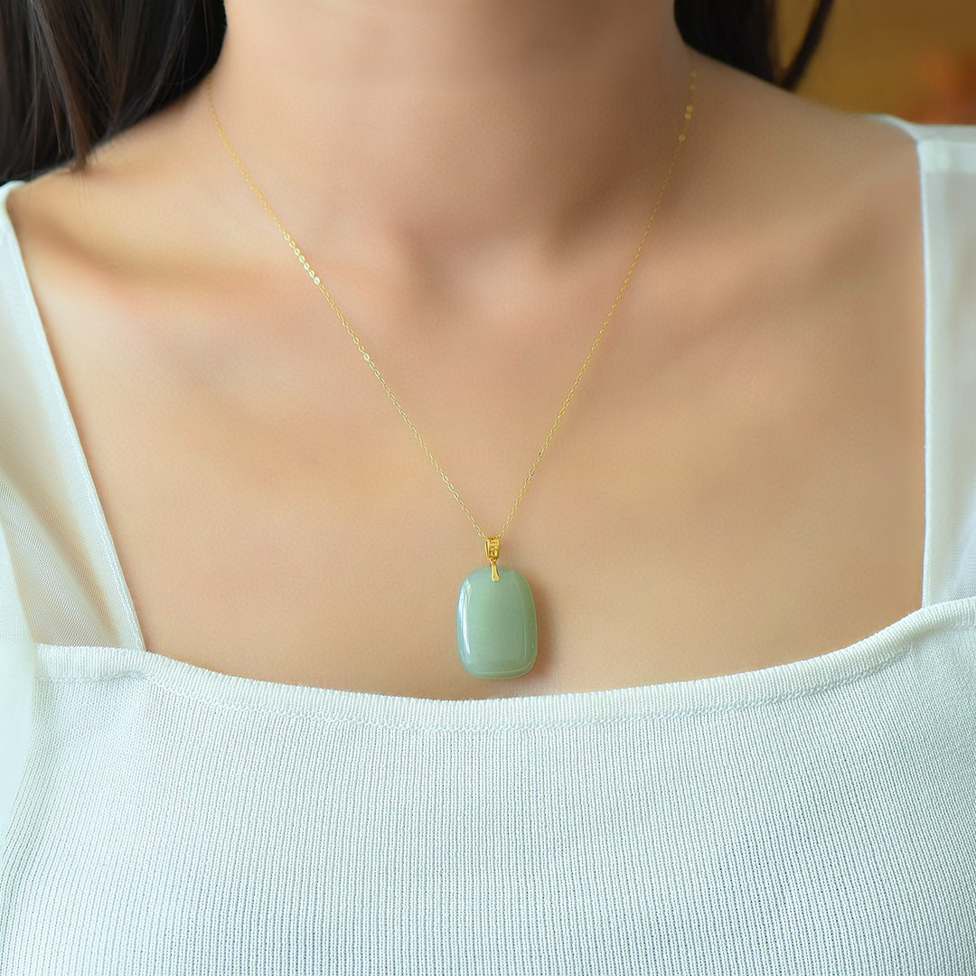 18K金镶嵌和田玉晴水双鼓幸运牌吊坠