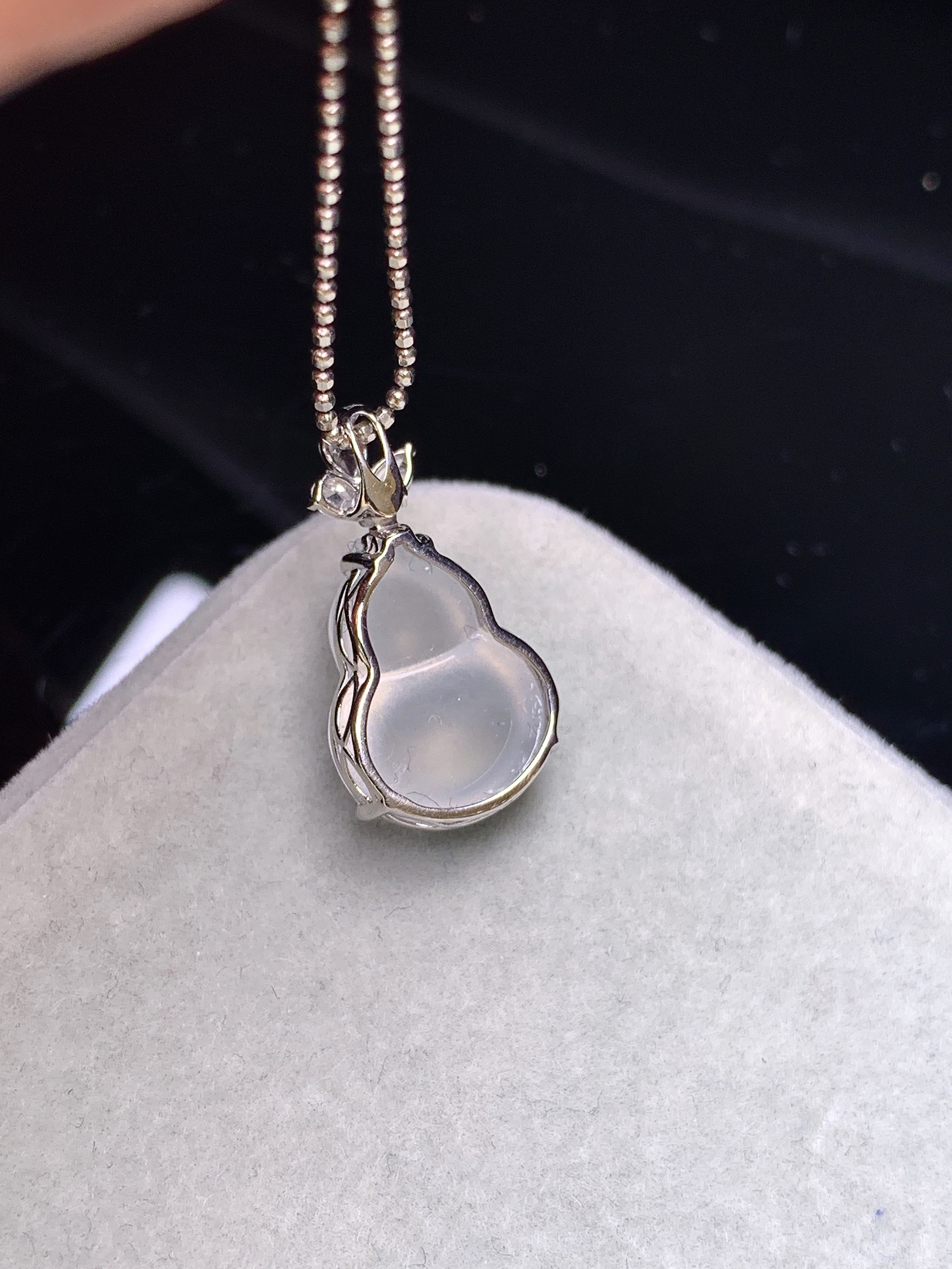 18k金钻镶嵌冰种葫芦吊坠 玉质细腻 色泽艳丽清新 水润亮眼 整体尺寸19.5*10.5*7c2