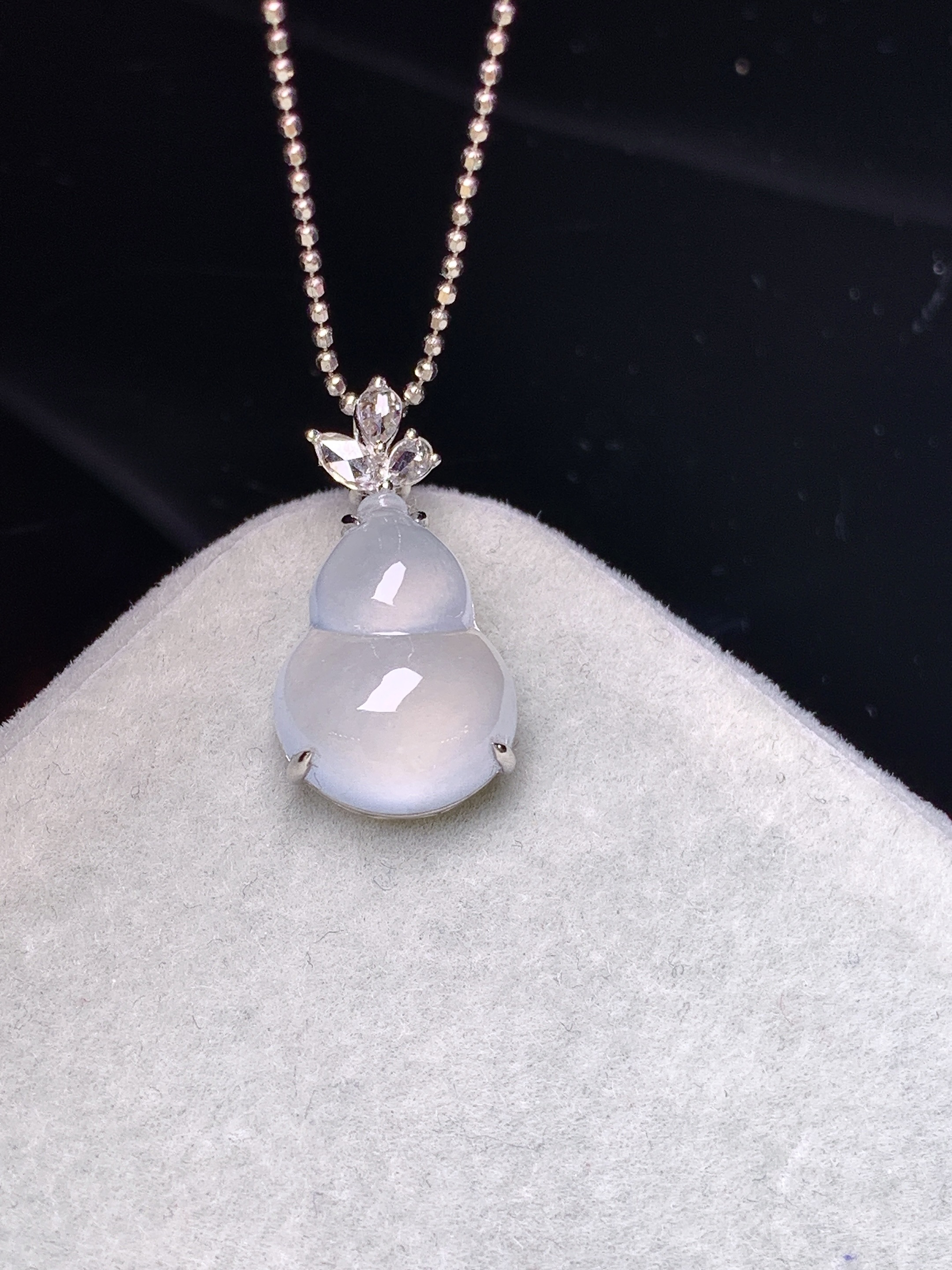 18k金钻镶嵌冰种葫芦吊坠 玉质细腻 色泽艳丽清新 水润亮眼 整体尺寸19.5*10.5*7c2