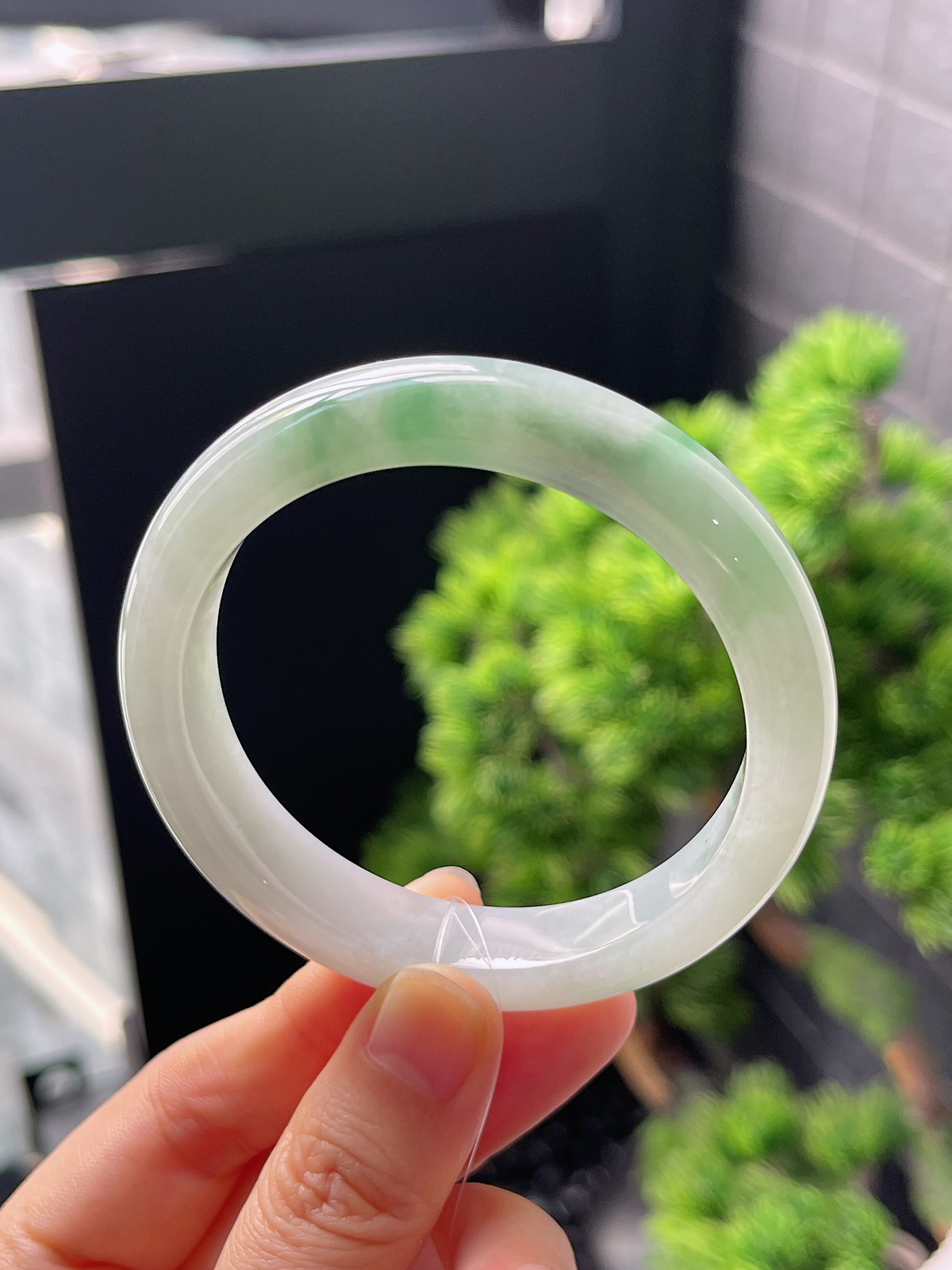 正圈54圈口，翡翠冰糯种飘绿手镯