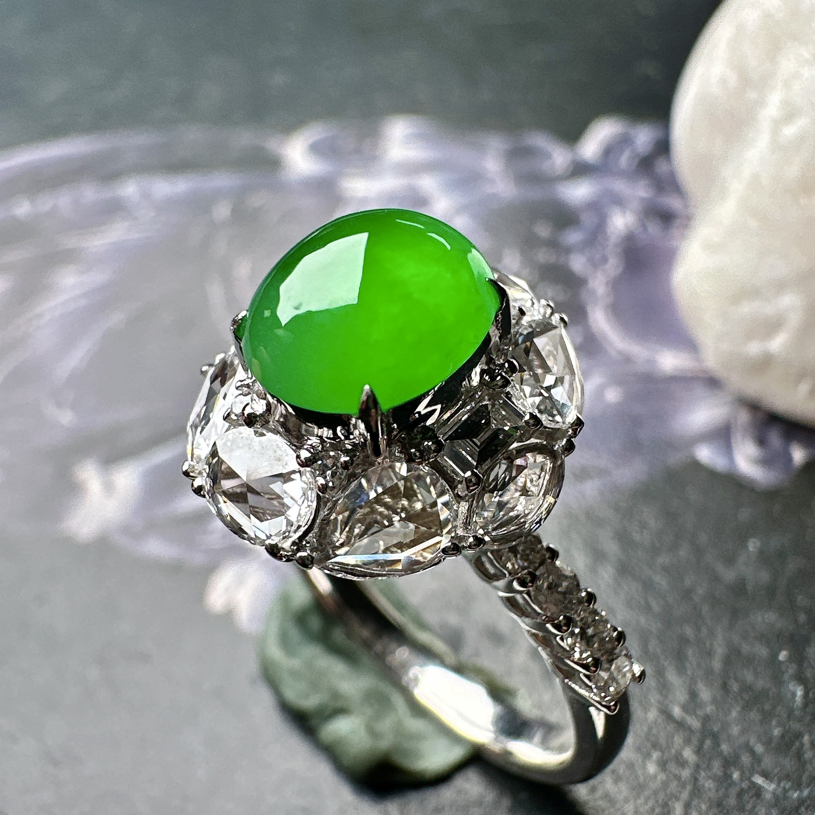 【冰种满绿蛋面戒指】质地均匀细腻，冰润起光，胶感强烈，颜色娇艳，18K金钻精美镶嵌，裸石尺寸7.7*6.8*4.3毫米