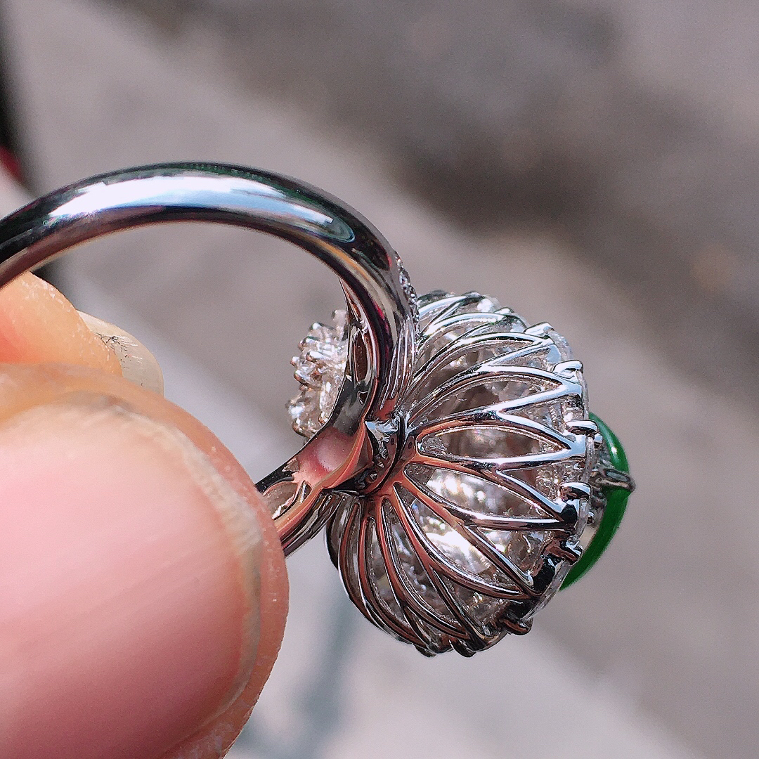 阳绿葫芦戒指/吊坠两用款，色泽均匀艳丽，玉质细腻，荧光感超
强，饱满圆润，尽显优雅气质，18k
金豪华镶嵌