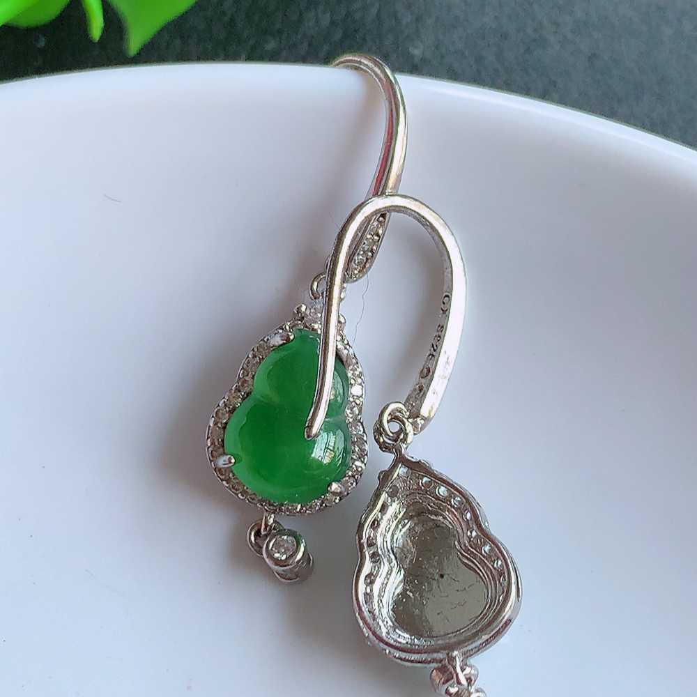 冰透满绿翡翠925银镶嵌葫芦耳钉，自然光实拍，翠色灵动，颜色漂亮，种老水足，品相佳，佩戴佳品！W481.18  取一整体尺寸：16-9.3-6.2mm  裸石尺寸：10-7mm