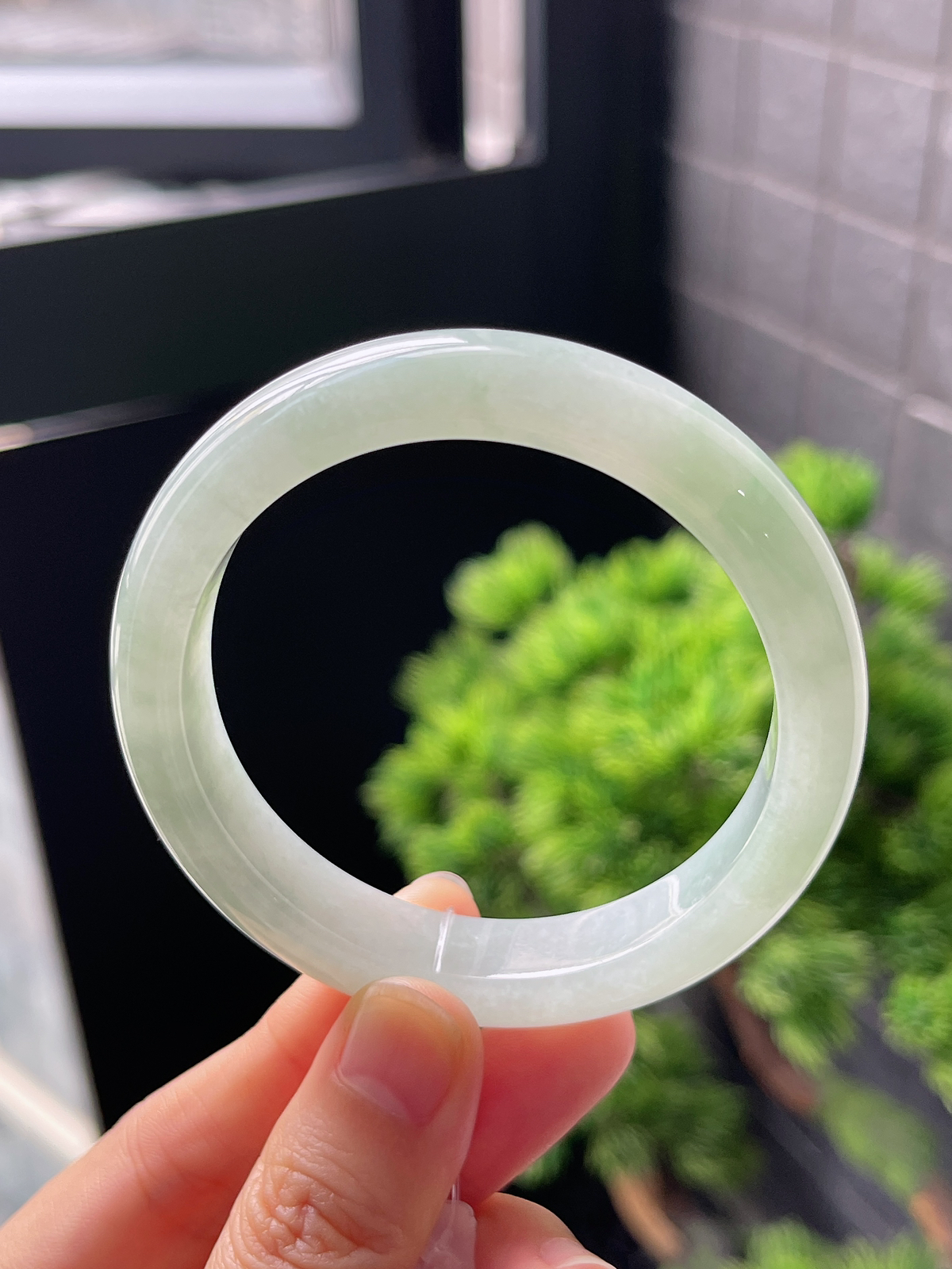 正圈54圈口，翡翠冰糯种淡绿色手镯