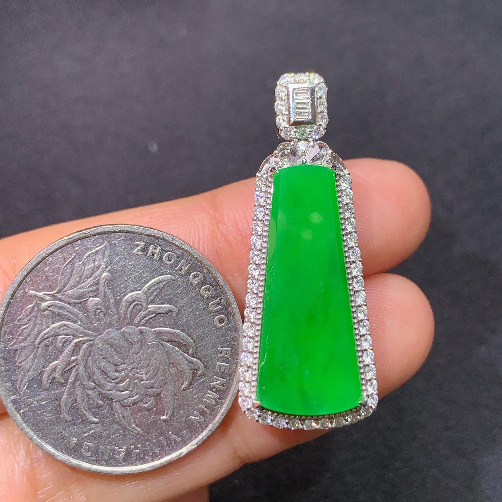 冰阳绿无事牌吊坠，18k金镶嵌，冰润色阳，种老水足，Ff 尺寸33.8*13*7.7