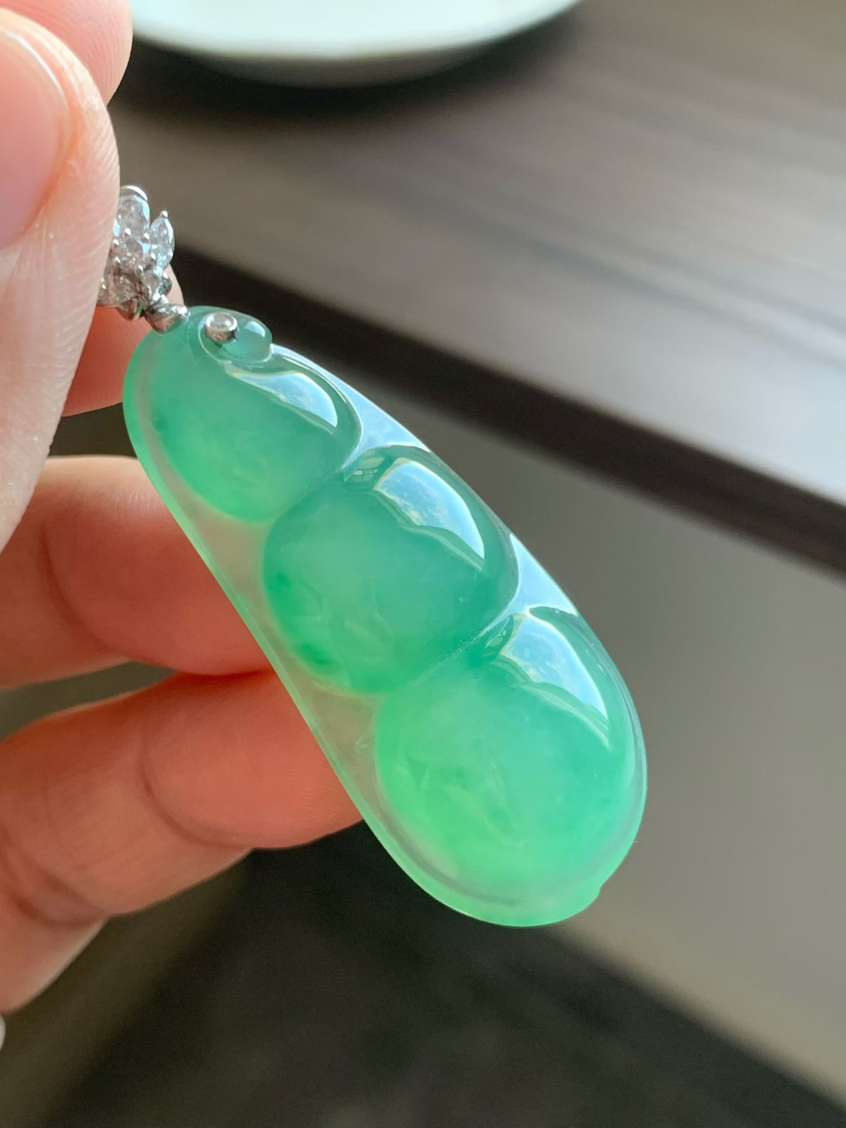 清透蓝水底大福豆
裸石45.5*20*9.5 整体长度53.5mm
18k金钻石镶嵌扣头