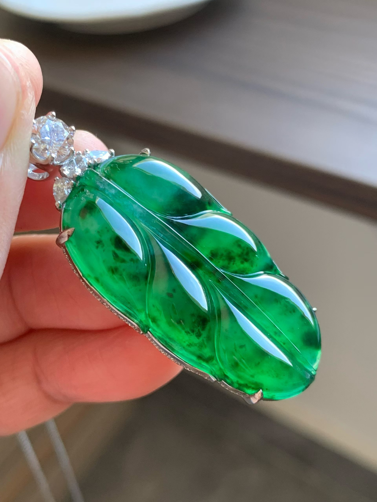 老坑花青叶子吊坠

裸石39.5*21.5*6.5 整体48.5*21.5*9.5 
18k金钻石