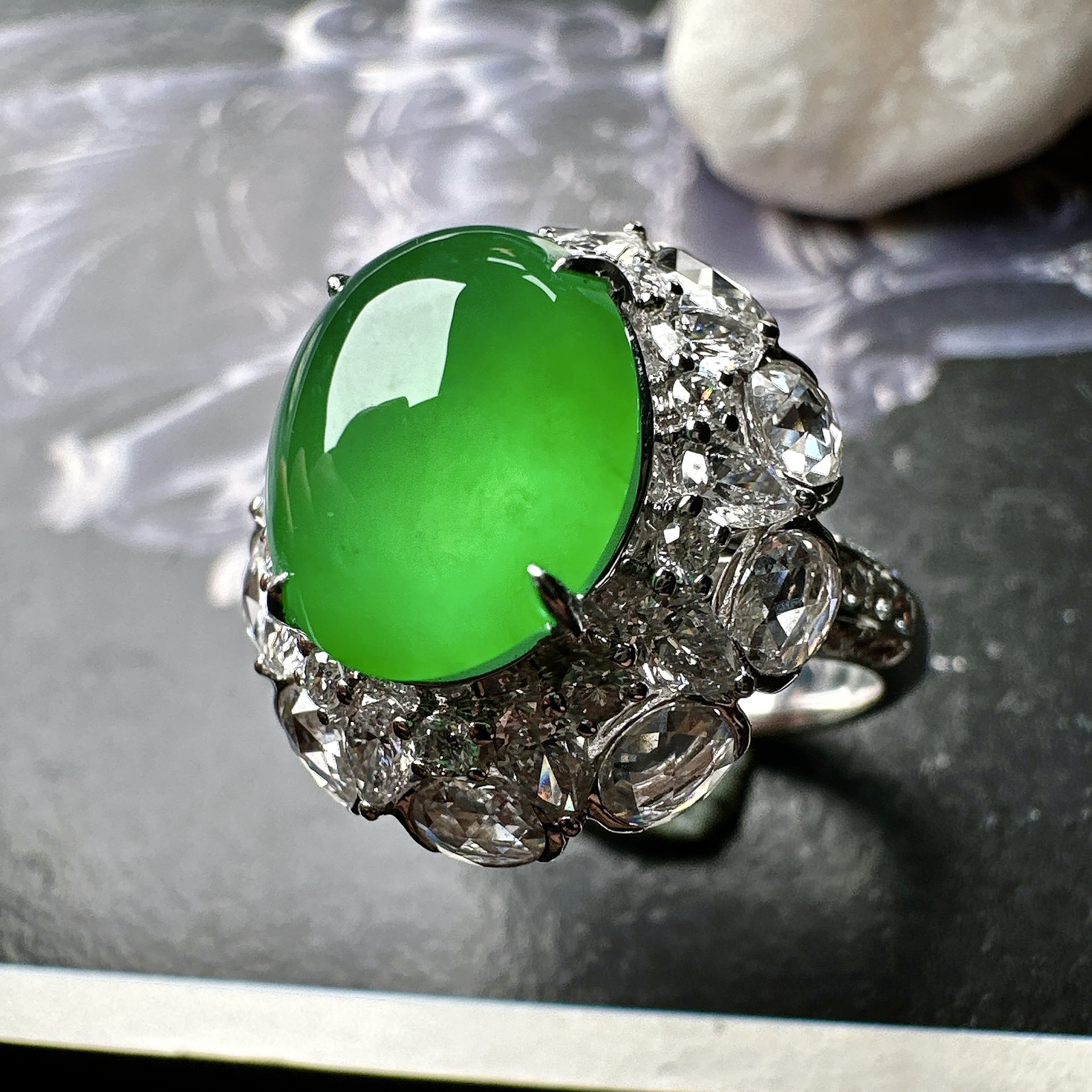 【冰种满绿蛋面戒指】多带款，质地均匀细腻，冰润起光，胶感强烈，颜色娇艳，18K金钻精美镶嵌，裸石尺寸12*9.7*5.6毫米