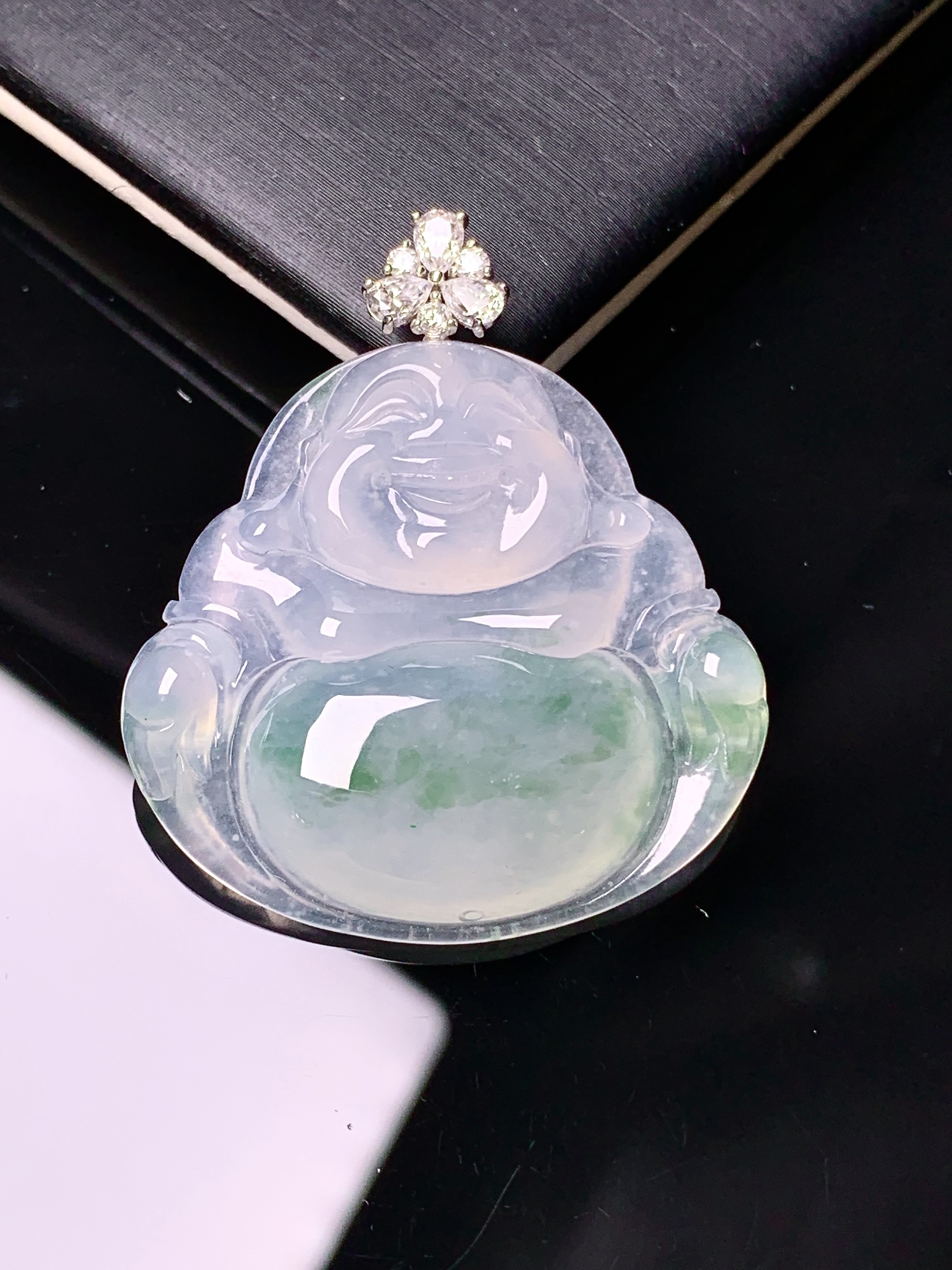 18k金钻镶嵌冰种飘绿佛公吊坠 玉质细腻 色泽艳丽清新 水润亮眼 整体尺寸36.8*32*5.5x1