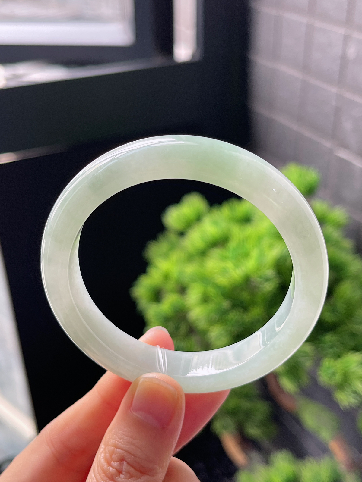 正圈54圈口，翡翠冰糯种淡绿色手镯