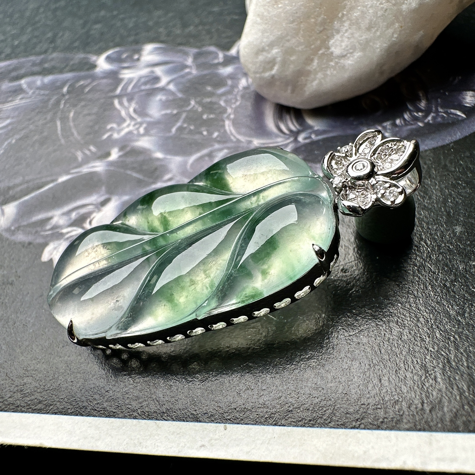 【冰种飘花叶子】金枝玉叶，质地细腻，冰润透亮，光泽出众，18k金钻镶嵌，裸石尺寸30.5*16.5*4.7毫米