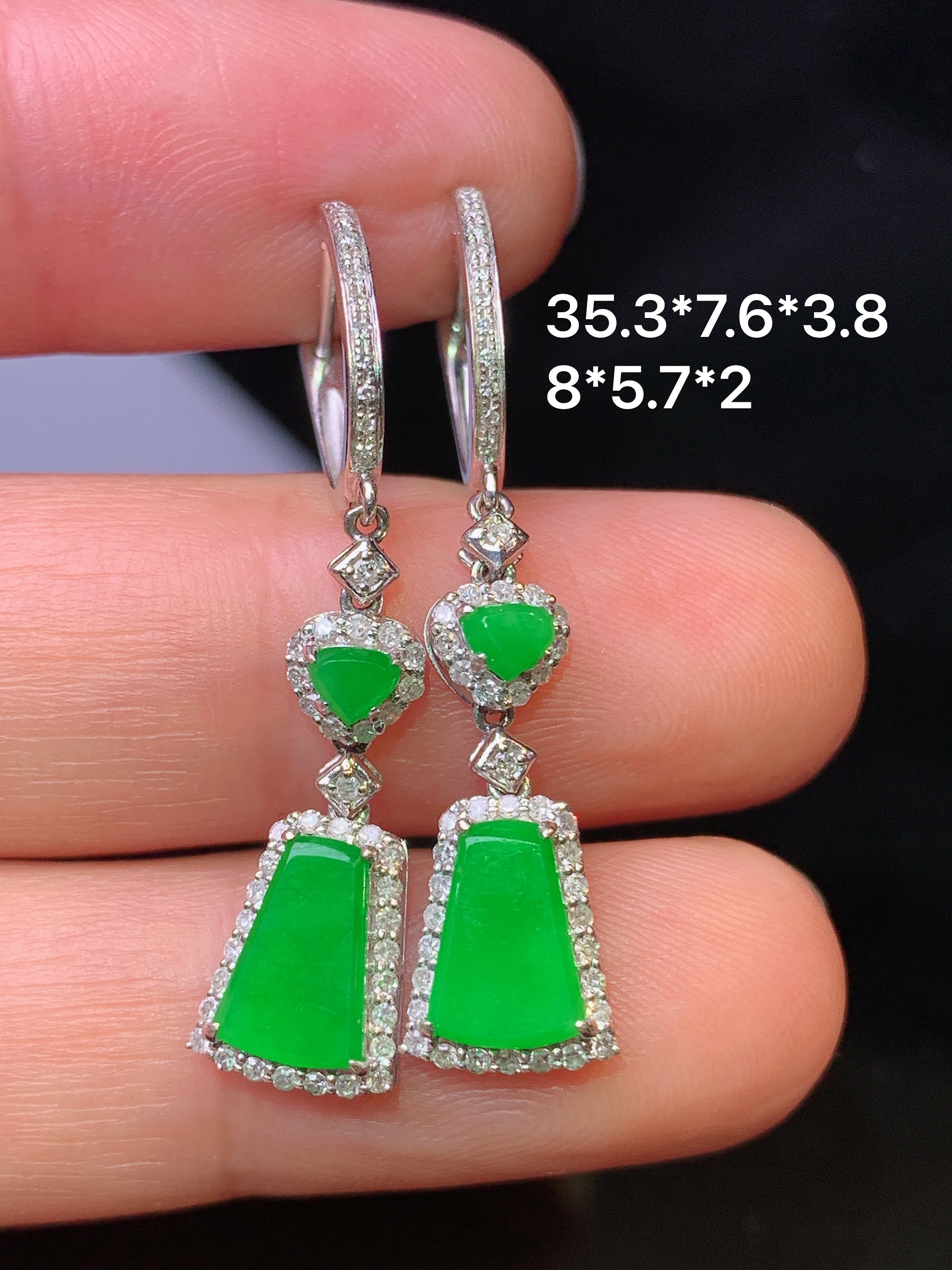 18k金钻镶嵌满绿无事牌耳 玉质细腻 色泽艳丽清新 水润亮眼 整体尺寸35.3*7.6*3.8c2