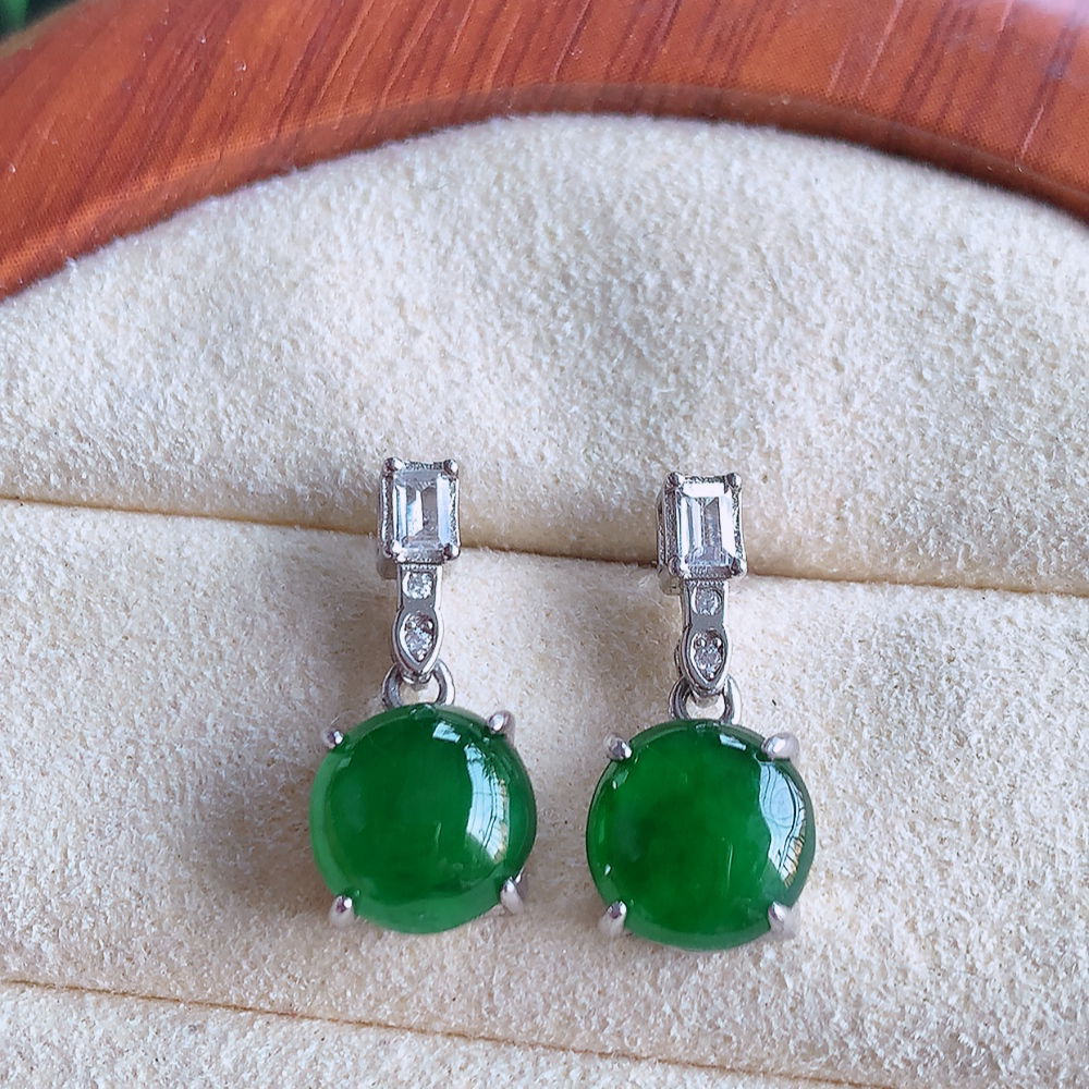 冰透满绿翡翠925银镶嵌耳钉，自然光实拍，翠色灵动，颜色漂亮，种老水足，品相佳，佩戴佳品！W481.15  取一整体尺寸：16.5-8-5.6mm  裸石尺寸：8mm