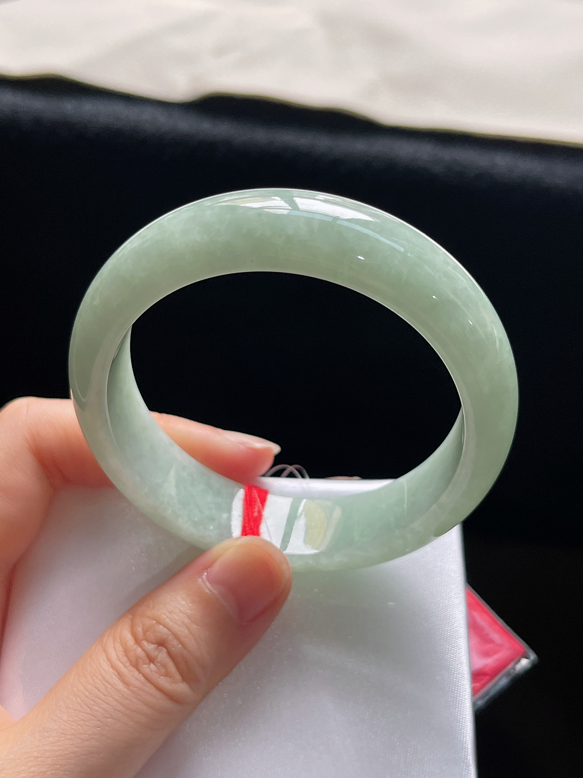 正圈52圈口，翡翠糯化种淡绿色手镯