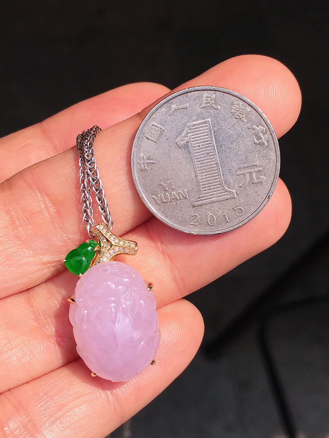 紫罗兰貔貅吊坠，色泽均匀艳丽，玉质细腻，荧光感超
强，饱满圆润，尽显优雅气质，18k
金豪华镶嵌