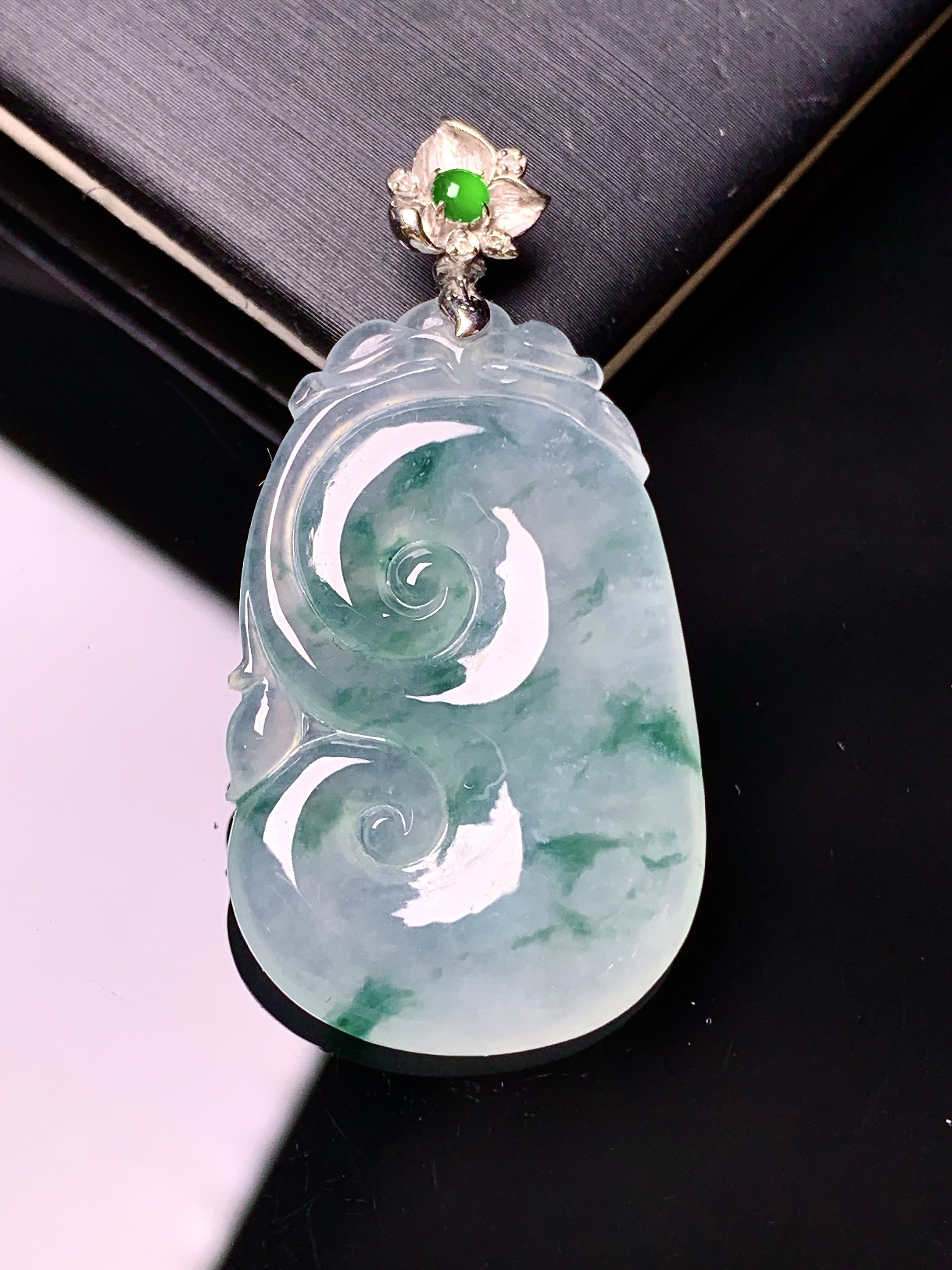 18k金钻镶嵌冰种飘绿如意吊坠 玉质细腻 色泽艳丽清新 水润亮眼 整体尺寸41.8*20.8*4.7*2x