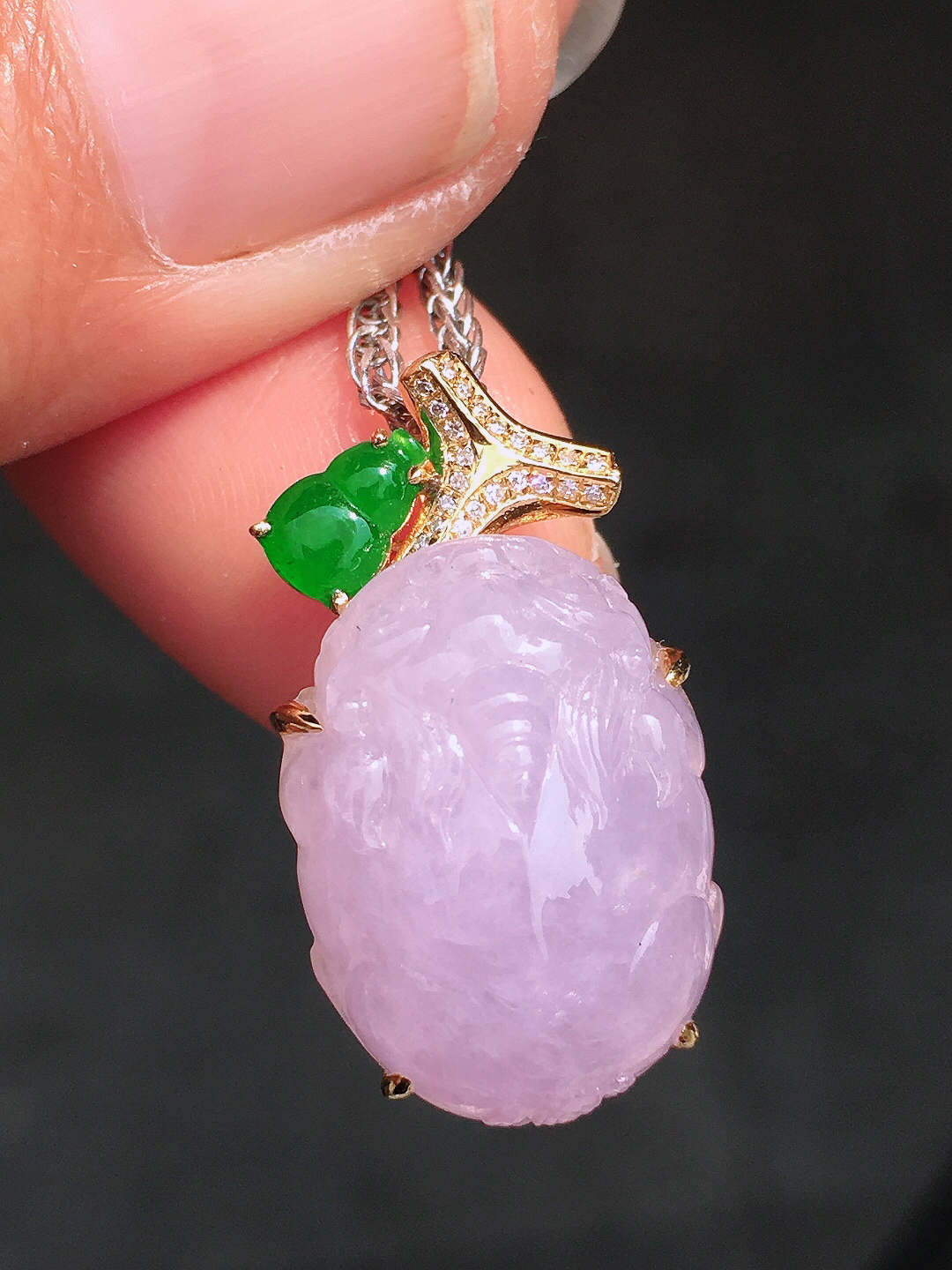 紫罗兰貔貅吊坠，色泽均匀艳丽，玉质细腻，荧光感超
强，饱满圆润，尽显优雅气质，18k
金豪华镶嵌