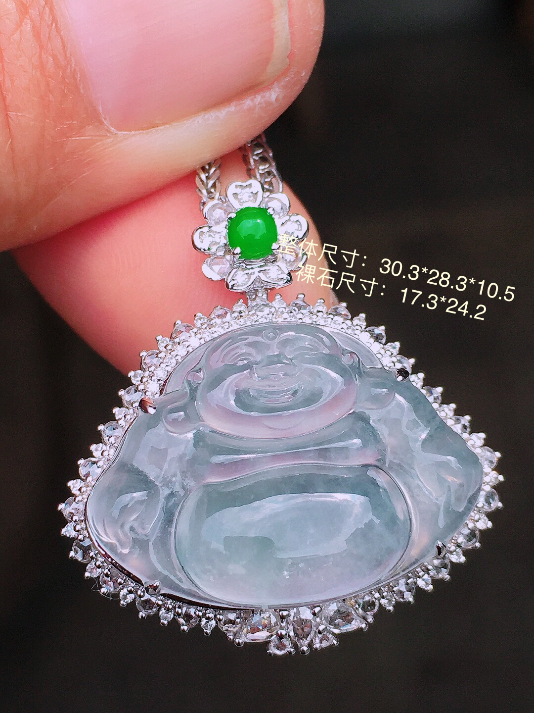 冰种佛公吊坠，玉质细腻，荧光感超
强，饱满圆润，尽显优雅气质，18k
金豪华镶嵌