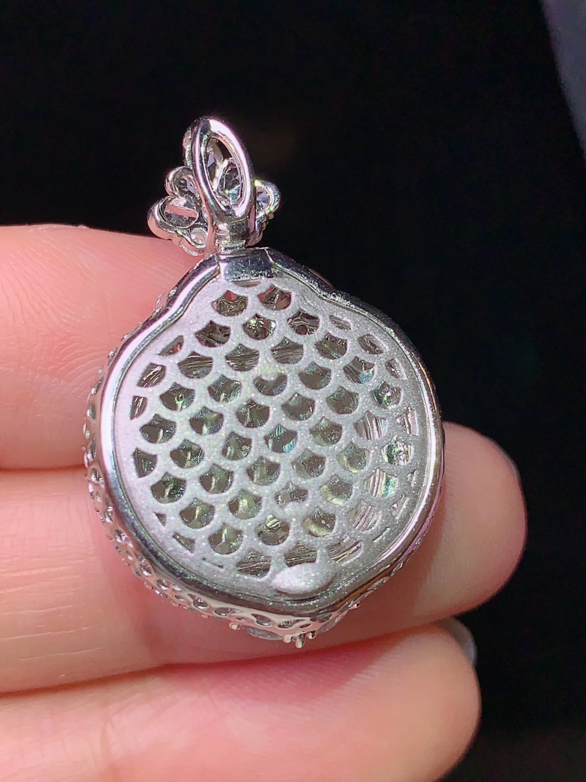 18k金钻镶嵌翠绿苹果吊坠 玉质细腻 水润亮眼  整体尺寸30.3*20.2*11.6