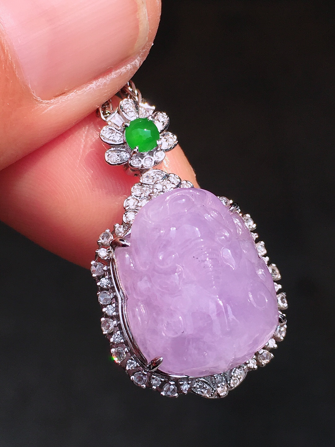 紫罗兰貔貅吊坠，色泽均匀艳丽，玉质细腻，荧光感超
强，饱满圆润，尽显优雅气质，18k
金豪华镶嵌