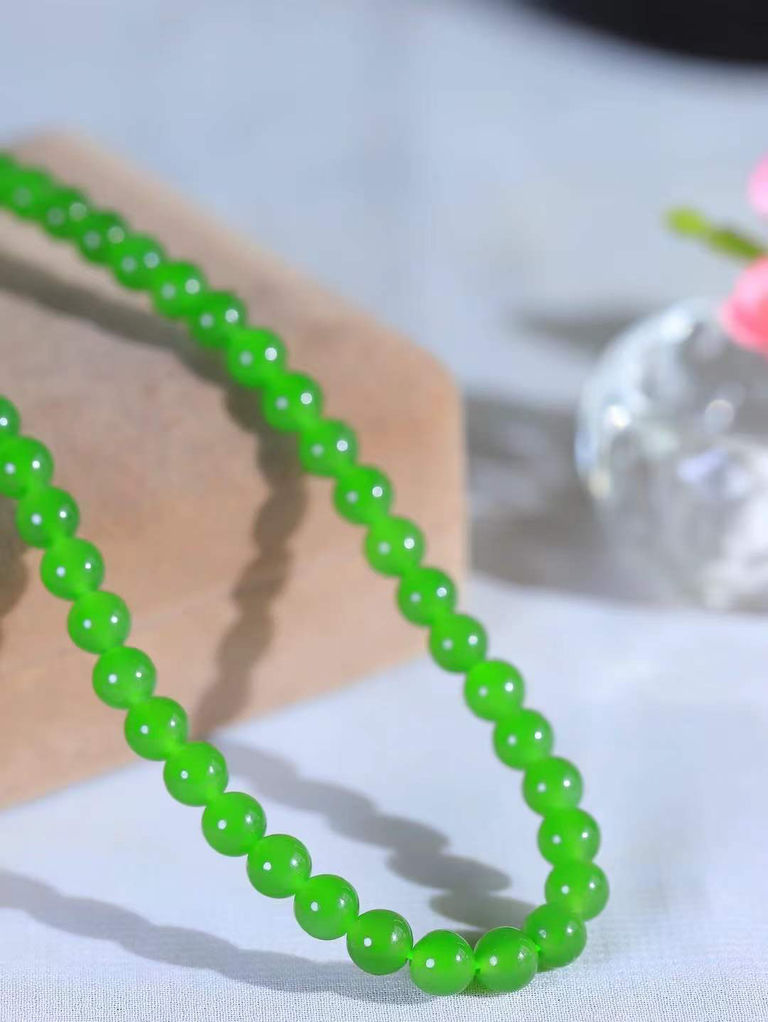 【珠圆玉润.项链】

精品️和田玉碧玉珠圆玉润项链 玉质温润细腻  整串打磨圆润，佩戴舒适。珠珠落玉盘，间关莺语花底滑，一生美好时光，无论身在何处，都有它相伴相守。事事顺遂，幸福美满，吉祥如意。重38.7克 尺寸取一6mm  36301733T