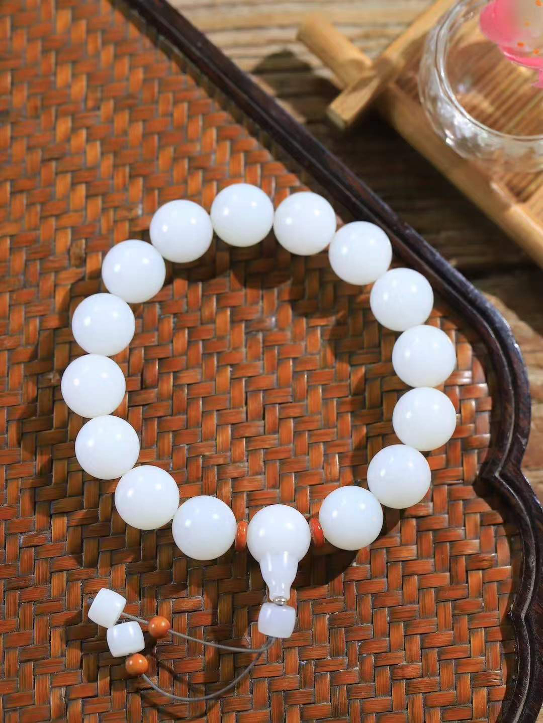 【珠圆玉润.手串】

精品️和田玉白玉珠圆玉润手串 玉质温润细腻  整串打磨圆润，佩戴舒适。珠珠落