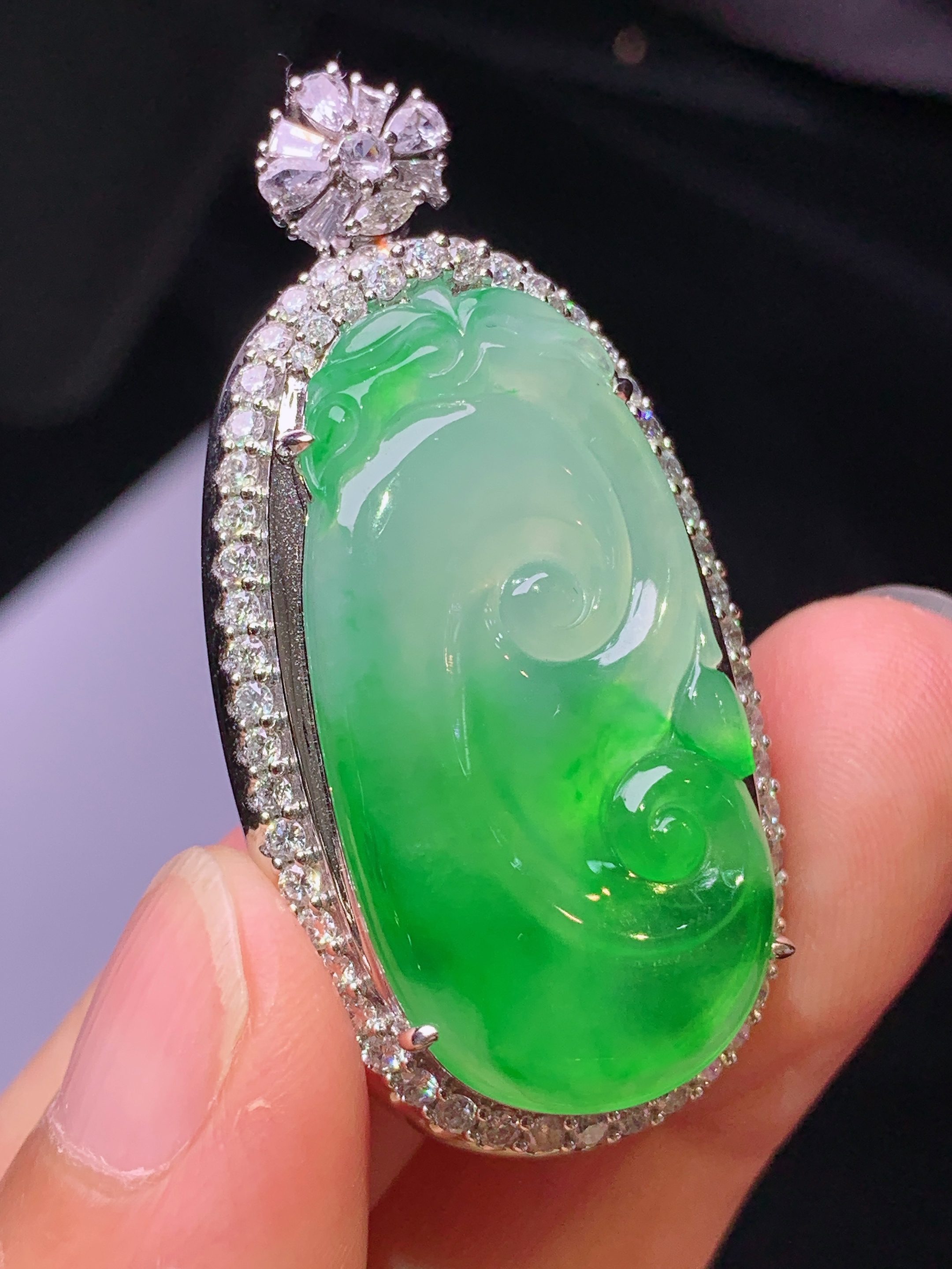 18k金钻镶嵌翠绿如意吊坠 玉质细腻 色泽艳丽清新 水润亮眼 整体尺寸45*22*11.2m4