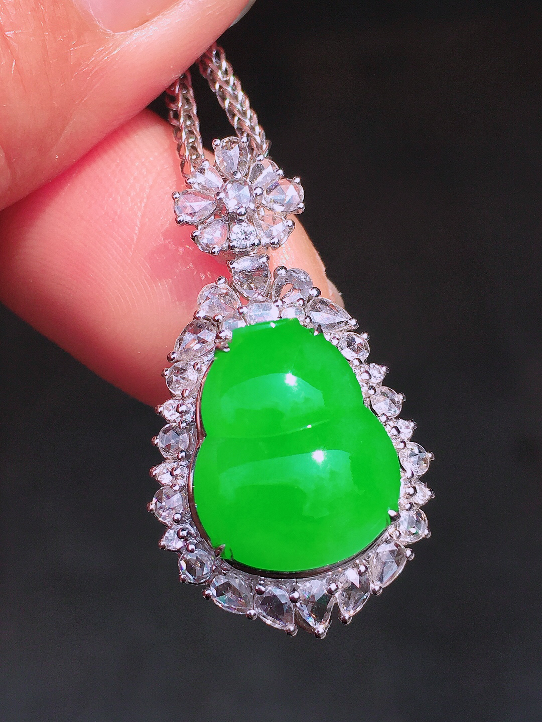 阳绿葫芦吊坠，色泽均匀艳丽，玉质细腻，荧光感超
强，饱满圆润，尽显优雅气质，18k
金豪华镶嵌