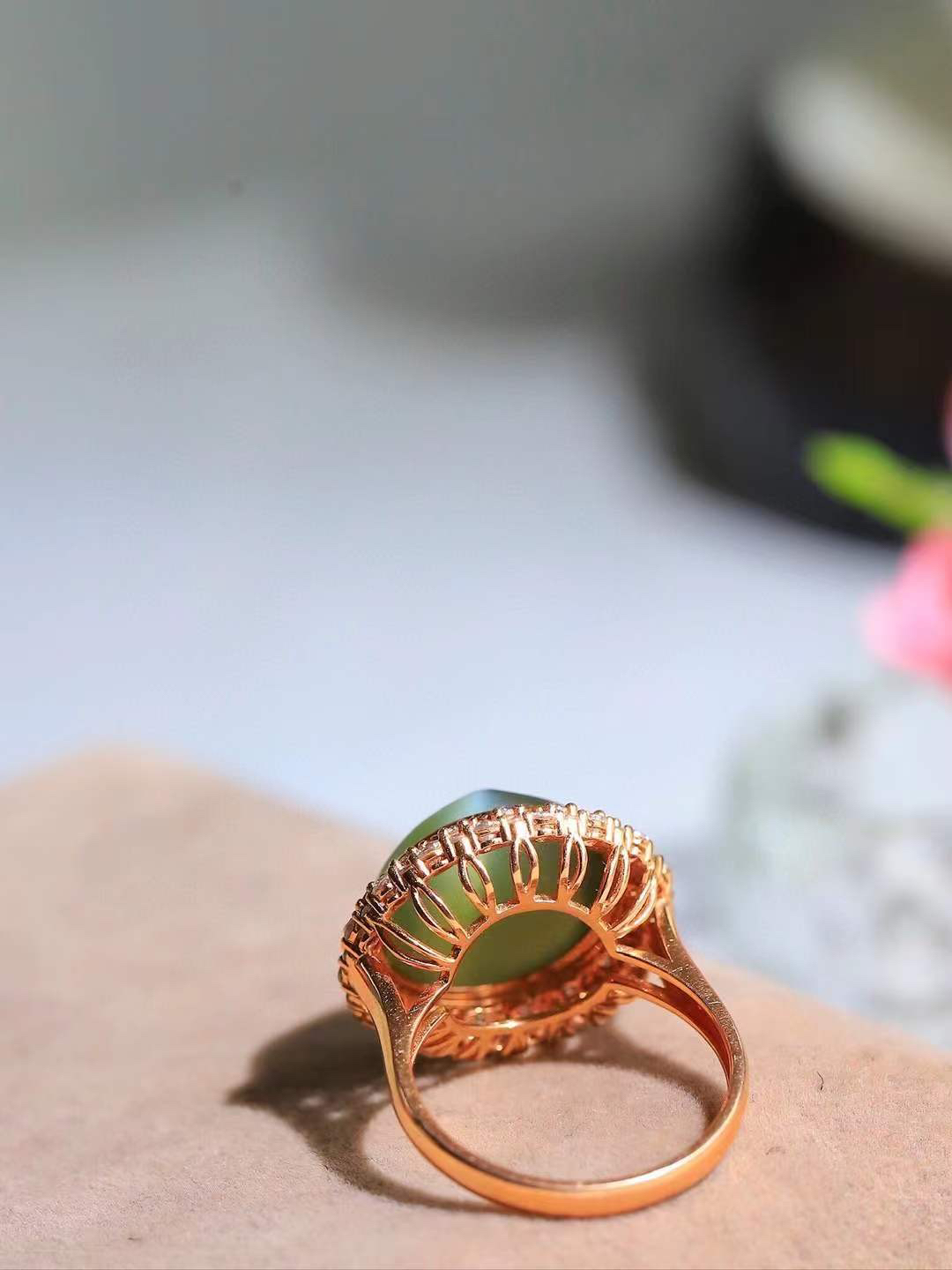 【金镶玉.戒指】

精品和田玉碧玉猫眼18k金戒指 玉质细腻温润 油性十足 ，不论时光如何流转变化，这枚戒指始终闪耀着最初的光芒。精工镶嵌18K金 （保真金 可检测贵金属18K金） 重5.7克 内径17mm尺寸13.7-12.7mm 55361733T