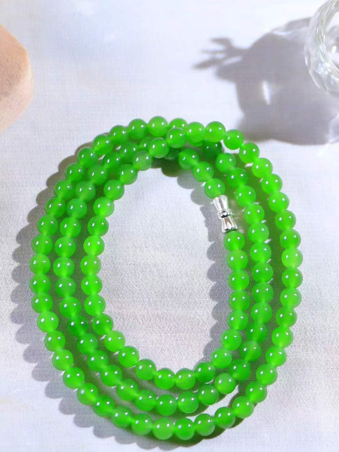 【珠圆玉润.项链】

精品和田玉碧玉珠圆玉润项链 玉质温润细腻  整串打磨圆润，佩戴舒适。珠珠落玉盘，间关莺语花底滑，一生美好时光，无论身在何处，都有它相伴相守。事事顺遂，幸福美满，吉祥如意。重39克 尺寸取一6mm  8920478A