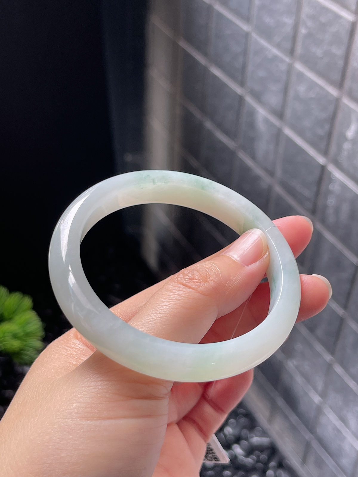 正圈54圈口，翡翠冰糯种飘绿手镯