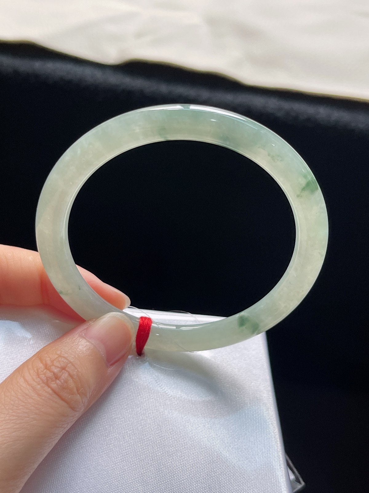 圆镯53.4圈口，翡翠冰糯种飘绿手镯