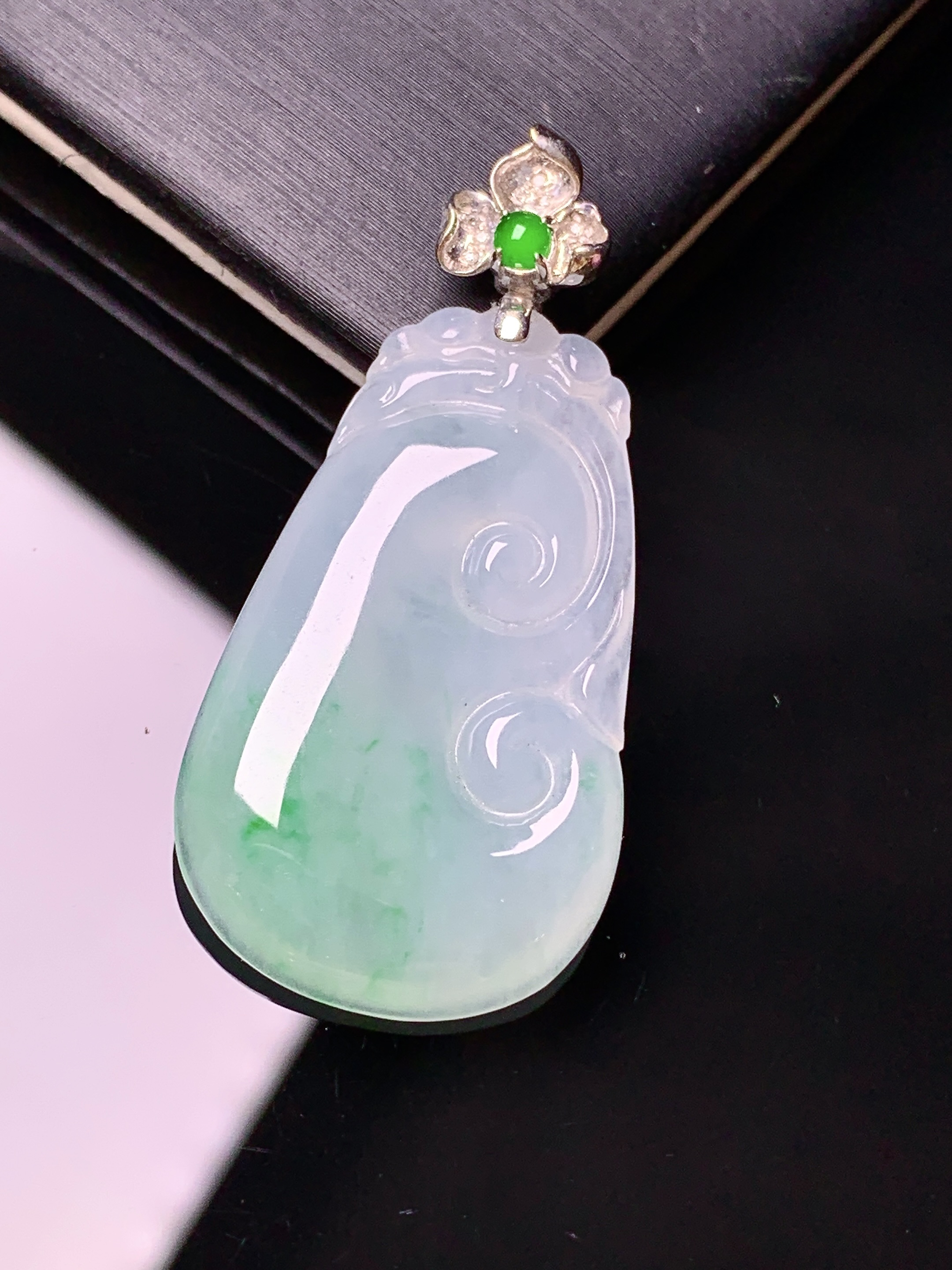 18k金钻镶嵌冰种飘绿如意吊坠 玉质细腻 色泽艳丽清新 水润亮眼 整体尺寸39.8*19*4.8*2x