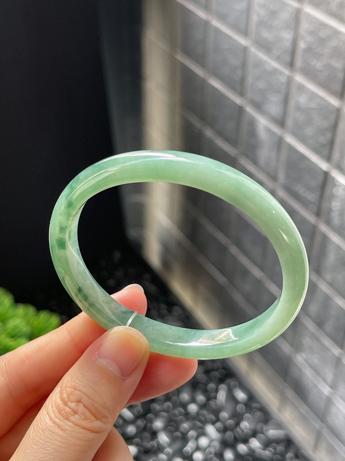 贵妃镯55.1圈口，翡翠糯化种飘绿手镯