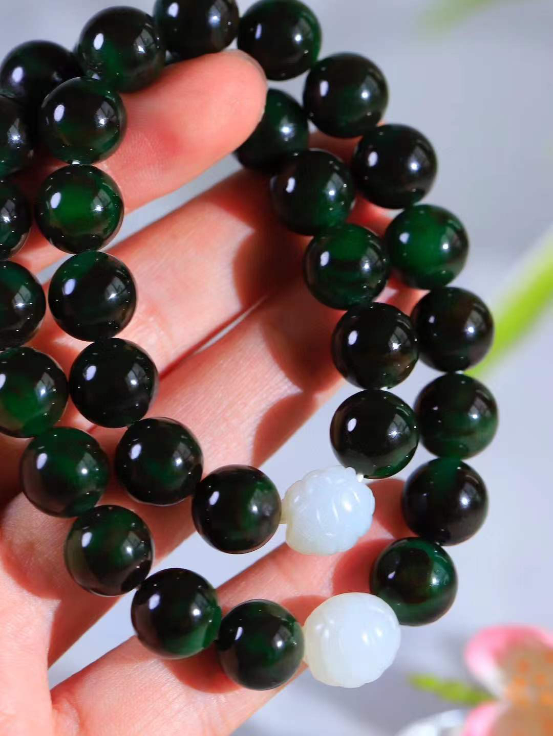 （珠圆玉润.手持)

精品和田玉碧玉圆珠手持 也可多多圈手串，质地温润灵动 有波光潋滟，也有梦幻清韵。行走于市井的喧嚣，相顾不言，便得清欢。重95克 尺寸取一12mm  FDL-11351733