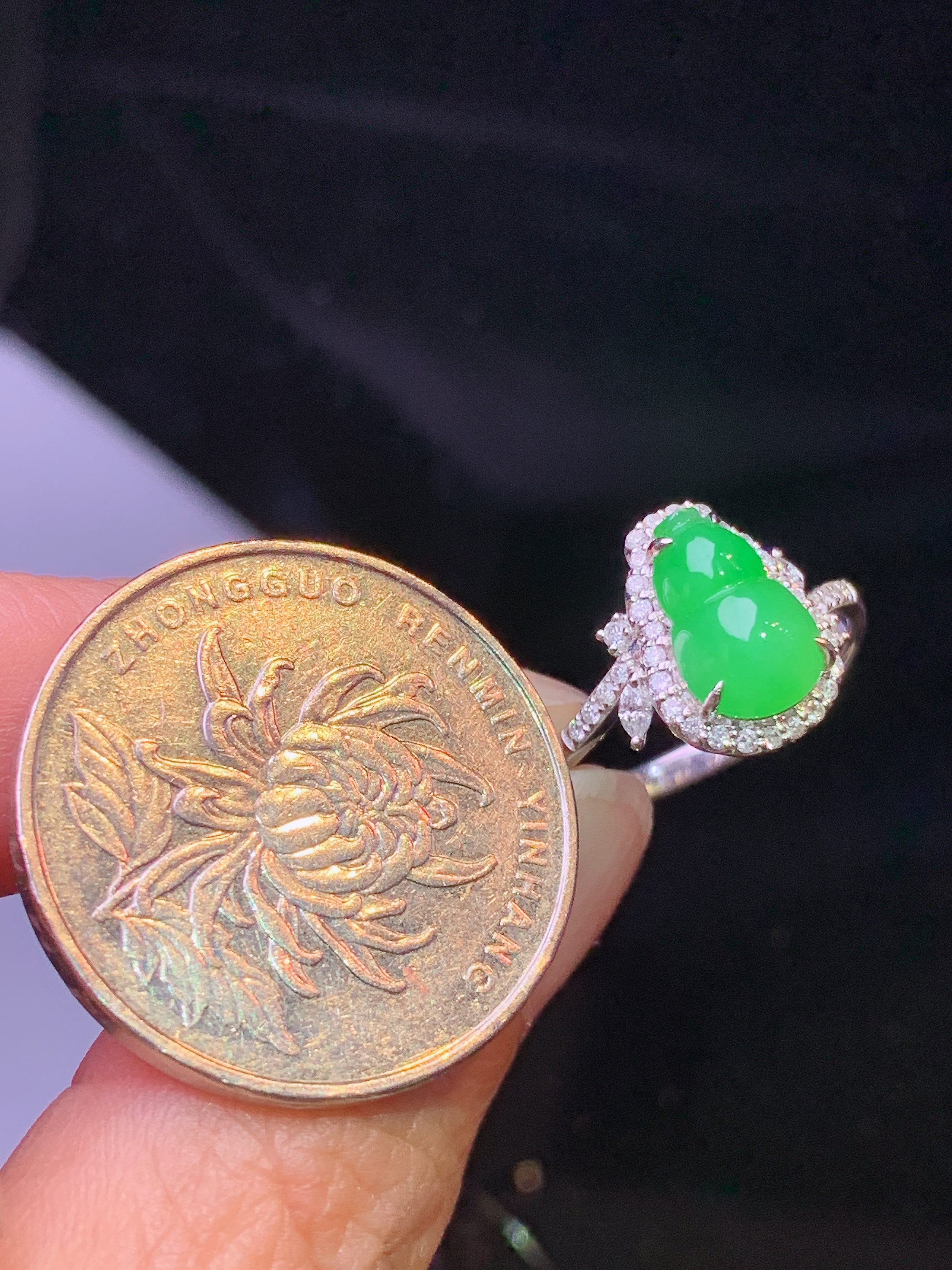 18k金钻镶嵌翠绿葫芦戒指 玉质细腻 色泽艳丽清新 水润亮眼 圈口14 整体尺寸12.2*11.8*7t1