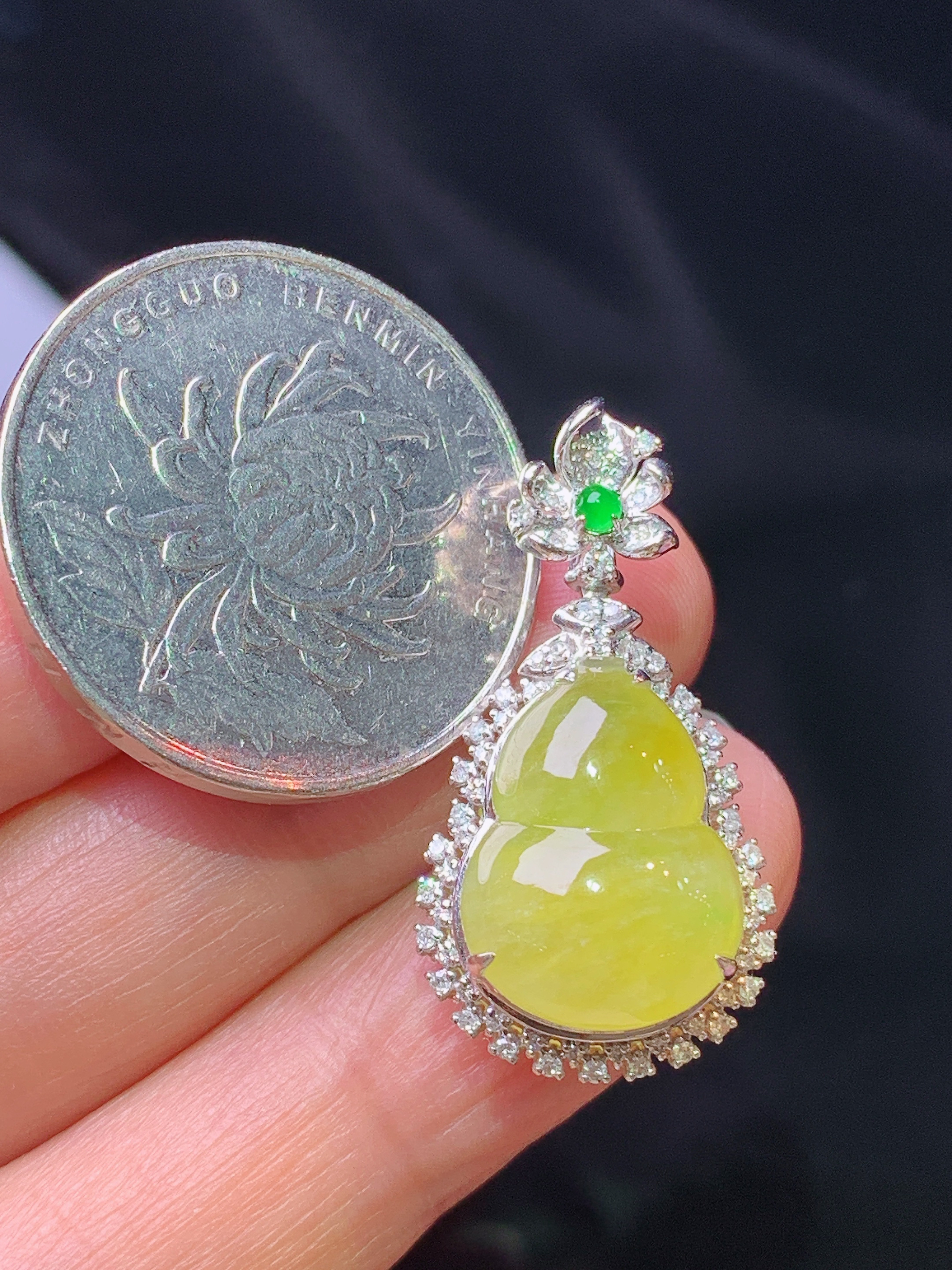 18k金钻镶嵌黄翡葫芦吊坠 玉质细腻 色泽艳丽清新 水润亮眼 整体尺寸29.3*15.3*10.8y4