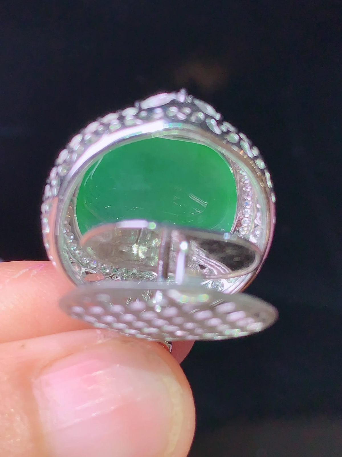 18k金钻镶嵌翠绿苹果吊坠 玉质细腻 水润亮眼  整体尺寸30.3*20.2*11.6