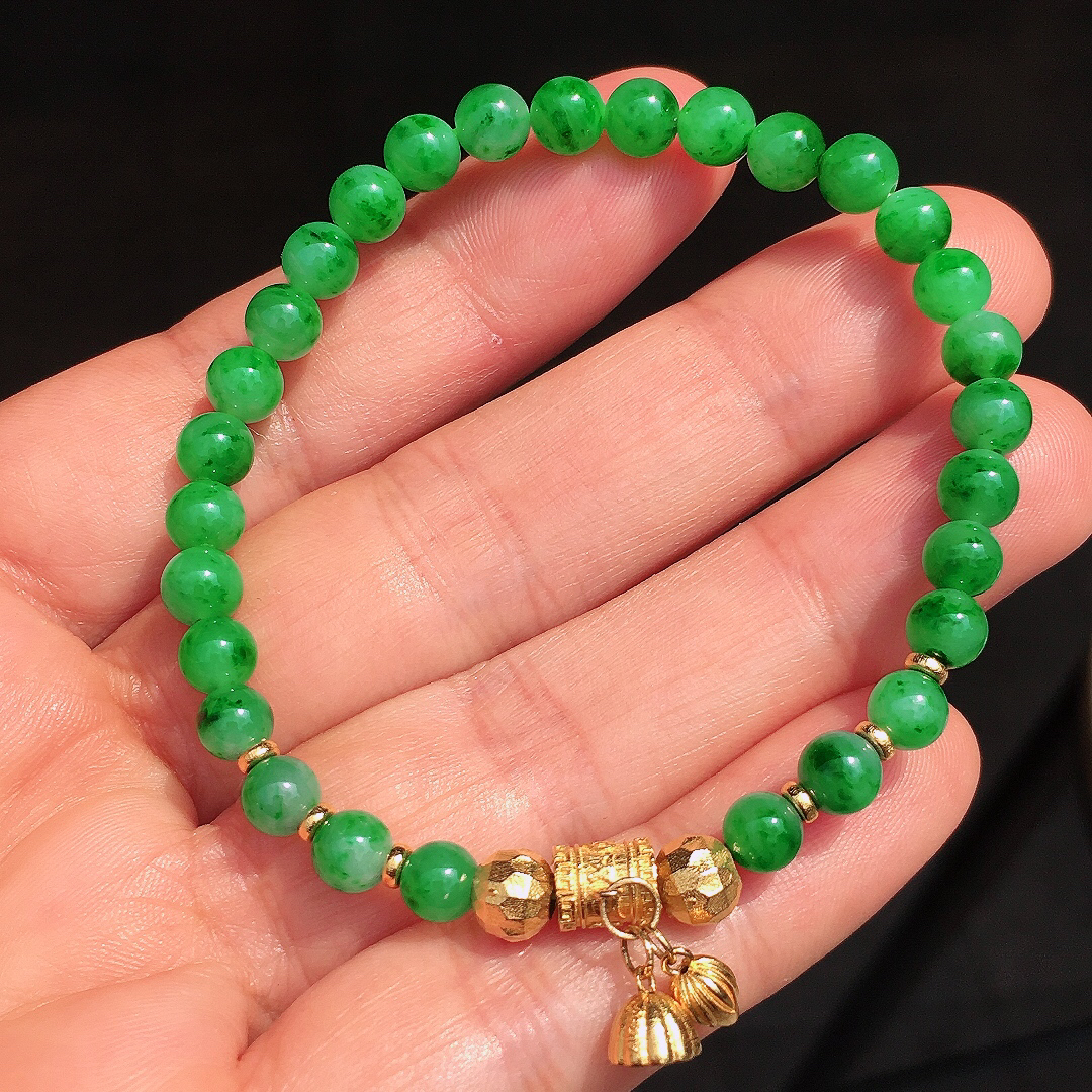 阳绿珠子手串，色泽均匀艳丽，玉质细腻，荧光感超
强，饱满圆润，尽显优雅气质，18k
金豪华镶嵌